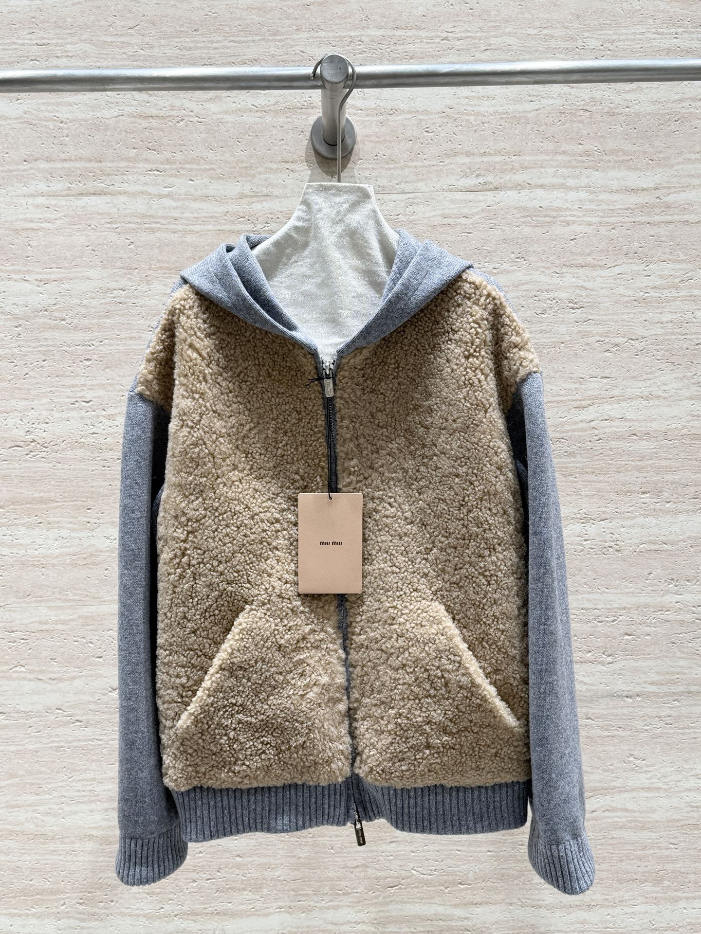 NO:702380,Miu Miu's new spring and autumn college-style patchwork jacket, 100% imported lamb wool, smooth and layered, with just the right amount of fluffiness. The whole body is spliced ​​knitted and knitted fabrics, which are age-reducing and playful. The soft fufu leather does not press the body at all. It is suitable for commuting and dating. It feels gentle and full. Size: 36.38.40.42, Miu Miu-clothing, miumiu, jackets & coats,19860909Miu Miu春秋新款学院风拼接外套,百分百进口羊羔毛,平整又层次感,蓬松度恰到好处,整身拼接针织,针织面料,减龄俏皮,软fufu的皮质一点儿不压身,通勤约会都适配,温柔感拉满, 尺码:36.38.40.42,缪缪-服装,miumiu,jackets & coats,,Women's clothing