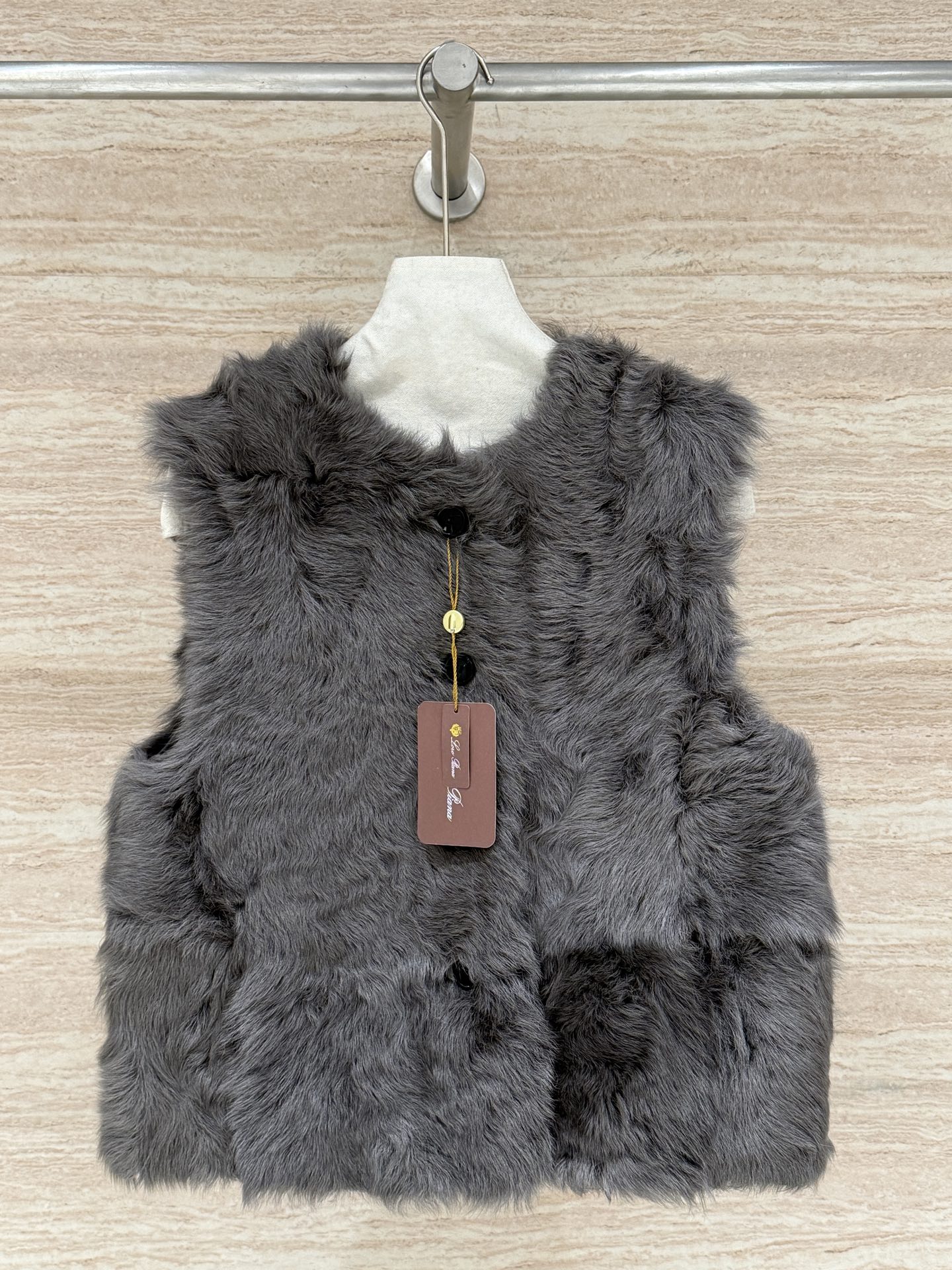 NO:702397,Loro Piana's new autumn and winter old money style vest, 100% imported moustaches fur, limited edition and ultra-thin, soft and delicate feel, super layered, classic and elegant version, fashionable and simple, versatile, not picky at all, a must-have item for autumn and winter fashion, whoever wears it will look good. Size: 36.38.40.42, women's clothing, loro piana, sheepskin,19860909Loro Piana秋冬新款老钱风马甲,百分百进口小胡羊皮毛一体,限定超轻薄,手感柔软细腻,层次感超强,经典大气的版型,时尚简约,百搭不出错,完全不挑人,秋冬时尚必备单品,谁穿谁好看 尺码:36.38.40.42,女装,loro piana,sheepskin,,Women's clothing