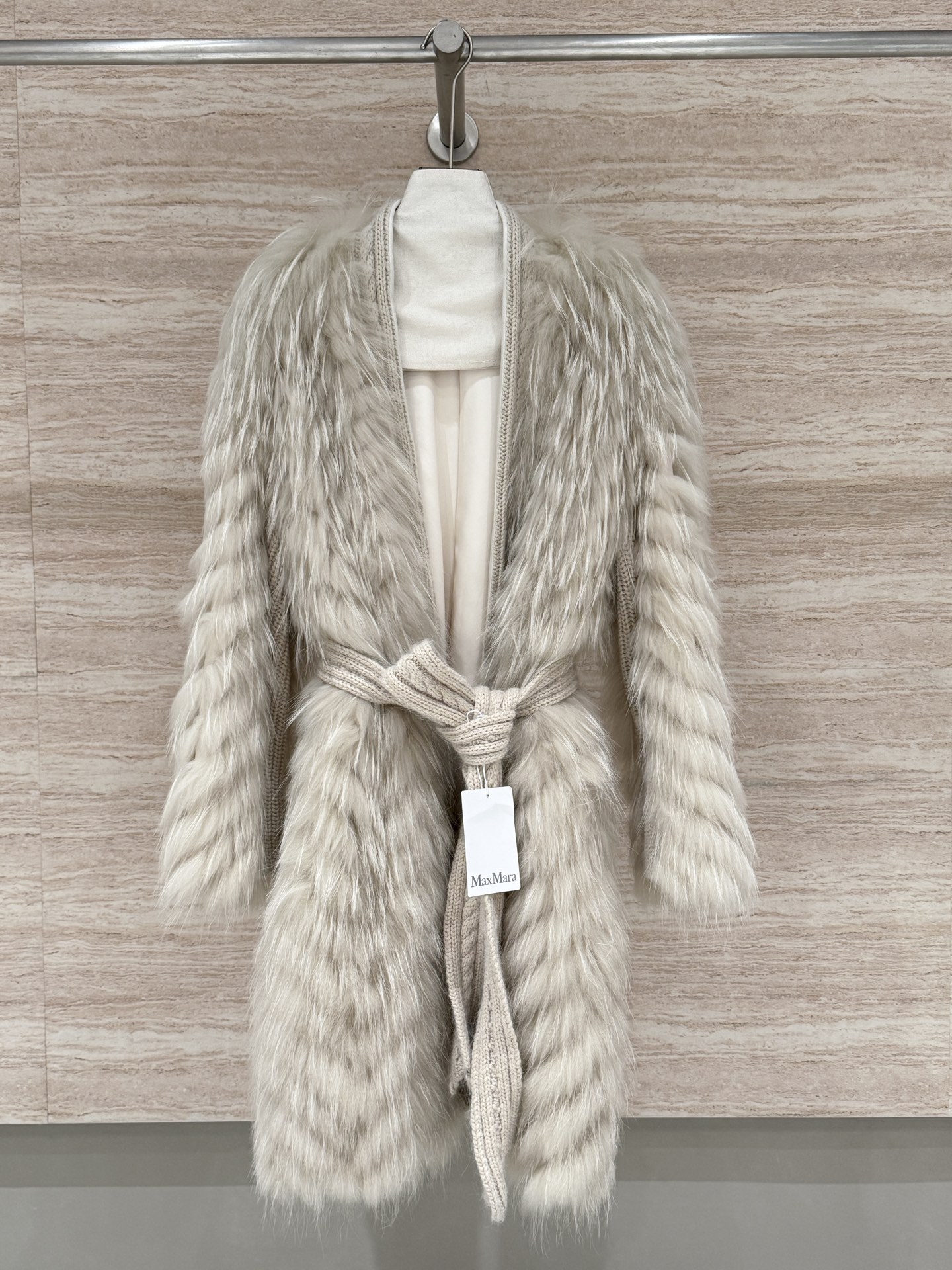 NO:710737,Maxmara's new autumn and winter raccoon fur coat, 100% imported raccoon fur from the Americas, the needles are layered and shiny, the upper body is noble, the collar and sleeves are spliced ​​with knitted fabrics, it is age-reducing and playful, the loose version is tolerant and makes the sleeves longer, a must-have artifact for the winter atmosphere, Maxmara-clothing, jackets & coats,19860909Maxmara秋冬新款貉子毛外套,百分百美洲进口貉子毛,毛针有层次感光泽好,上身显贵,领边加袖子拼接针织面料,减龄又俏皮,宽松的版型包容性强显得人更加袖长,冬日氛围感神器必不可少,麦丝玛拉-服装,jackets & coats,,Women's clothing