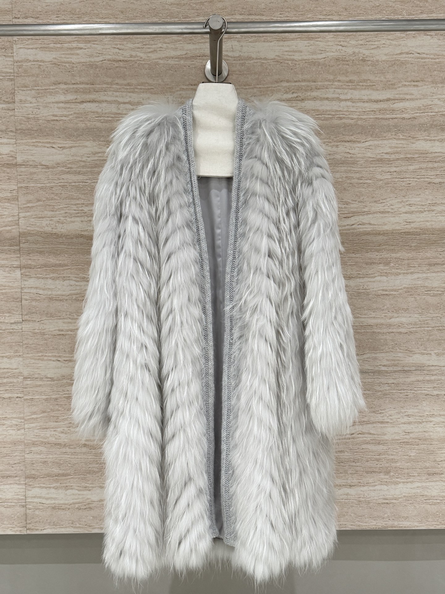 NO:710742,Maxmara's new autumn and winter raccoon fur coat, 100% imported raccoon fur from the Americas, the needles are layered and shiny, the upper body is noble, the collar and sleeves are spliced ​​with knitted fabrics, it is age-reducing and playful, the loose version is tolerant and makes the sleeves longer, a must-have artifact for the winter atmosphere, Maxmara-clothing, jackets & coats,19860909Maxmara秋冬新款貉子毛外套,百分百美洲进口貉子毛,毛针有层次感光泽好,上身显贵,领边加袖子拼接针织面料,减龄又俏皮,宽松的版型包容性强显得人更加袖长,冬日氛围感神器必不可少,麦丝玛拉-服装,jackets & coats,,Women's clothing