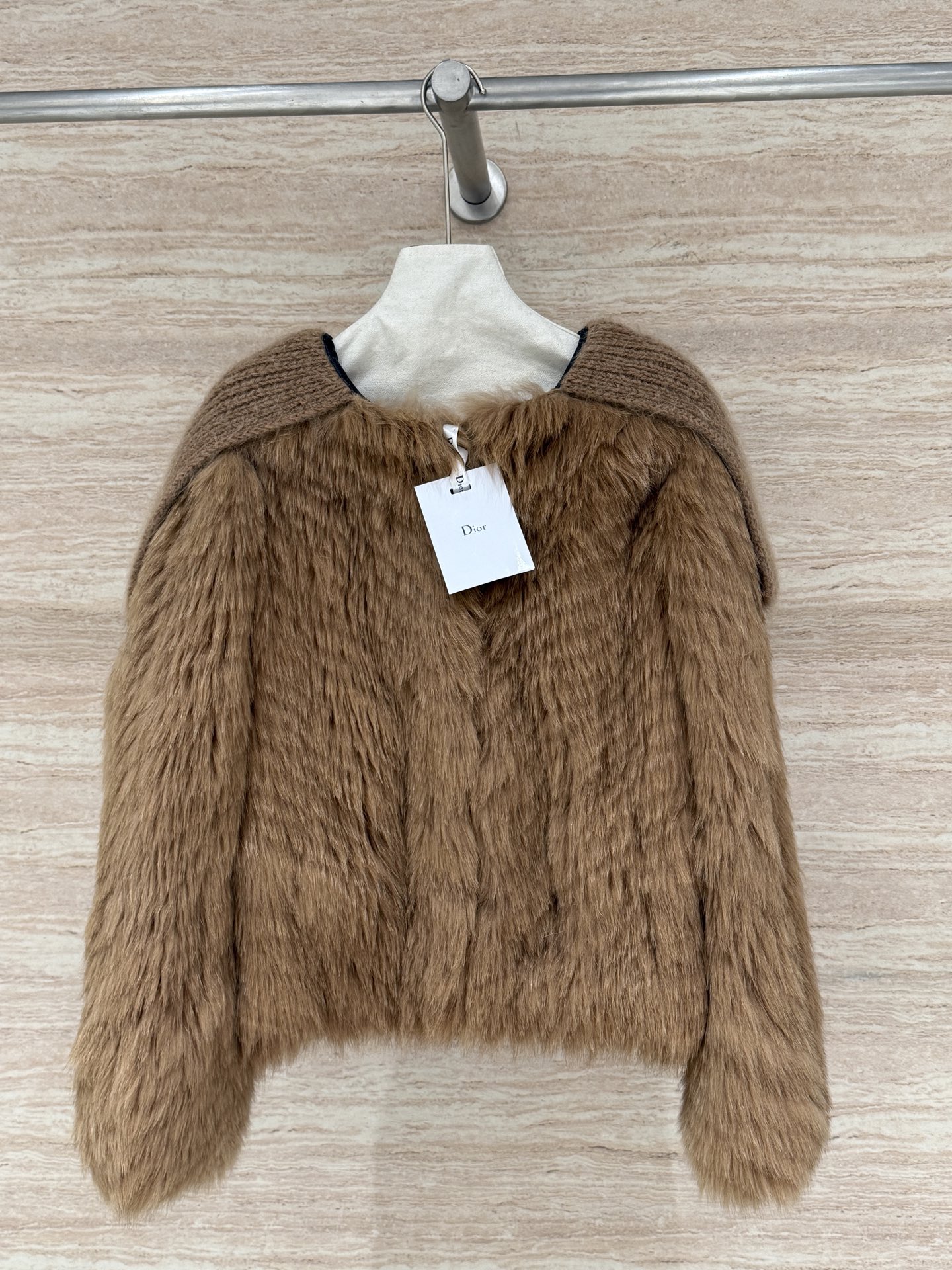 NO:710746,Dior's new autumn and winter fox fur coat, 100% fox fur imported from Finland, the fur is fine, thick and shiny, with a spliced ​​knitted navy blue design, the upper body is age-reducing and playful, gentle and sweet, simple and elegant, whoever wears it will look better, Dior-clothing, dior, dior, jackets & coats,19860909Dior秋冬新款狐狸毛外套,百分百芬兰进口狐狸毛,毛毛细腻厚实有光泽,搭配拼接针织海军蓝的设计,上身减龄又俏皮,温柔甜美,简约大气,谁穿谁好看,迪奥-服装,dior,dior,jackets & coats,,Women's clothing