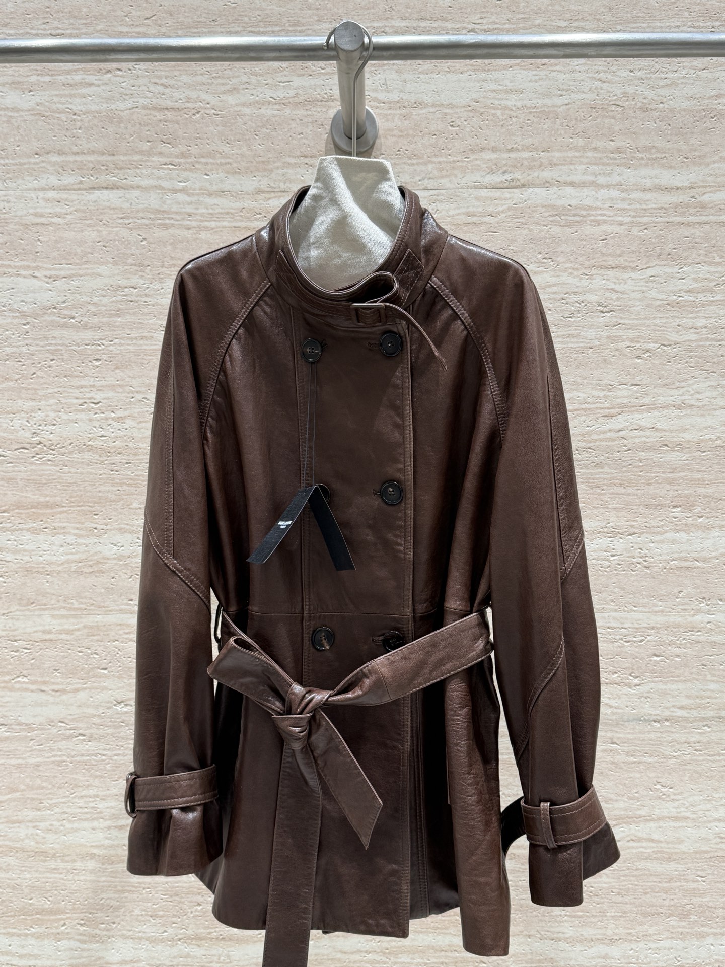 NO:714290,Saint Laurent's new spring and autumn old-money belted leather jacket!  100% imported sheepskin!  The leather is delicate and soft ~ feels silky and smooth!  The upper body is super expensive!  Cuffs belt design!  It’s layered and practical!  Cool Sa has a two-pronged approach!  I really love it. Size 36.38.40.42, saint laurent-clothing, saint laurent, saint laurent, leather jacket, sheepskin,19860909Saint Laurent春秋新款老钱风系腰带皮衣！百分百进口绵羊皮！皮质细腻软糯～手感丝滑平整！上身超级显贵！袖口皮带腰带的设计！有层次感实用性又强！酷飒双管齐下！真的爱了爱了 尺码36.38.40.42,圣罗兰-服装,saint laurent,saint laurent,leather jacket,sheepskin,,Women's clothing