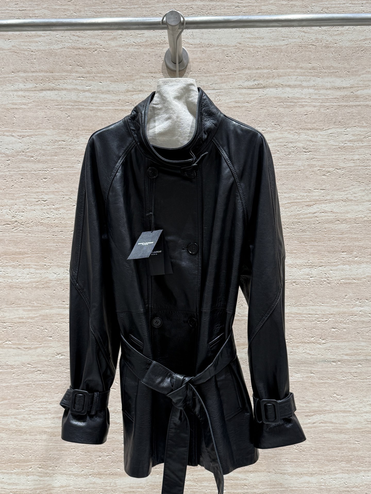 NO:720719,Saint Laurent's new spring and autumn old-money belted leather jacket!  100% imported sheepskin!  The leather is delicate and soft ~ feels silky and smooth!  The upper body is super expensive!  Cuffs belt design!  It’s layered and practical!  Cool Sa has a two-pronged approach!  I really love it. Size 36.38.40.42, saint laurent-clothing, saint laurent, saint laurent, leather jacket, sheepskin,19860909Saint Laurent春秋新款老钱风系腰带皮衣！百分百进口绵羊皮！皮质细腻软糯～手感丝滑平整！上身超级显贵！袖口皮带腰带的设计！有层次感实用性又强！酷飒双管齐下！真的爱了爱了 尺码36.38.40.42,圣罗兰-服装,saint laurent,saint laurent,leather jacket,sheepskin,,Women's clothing