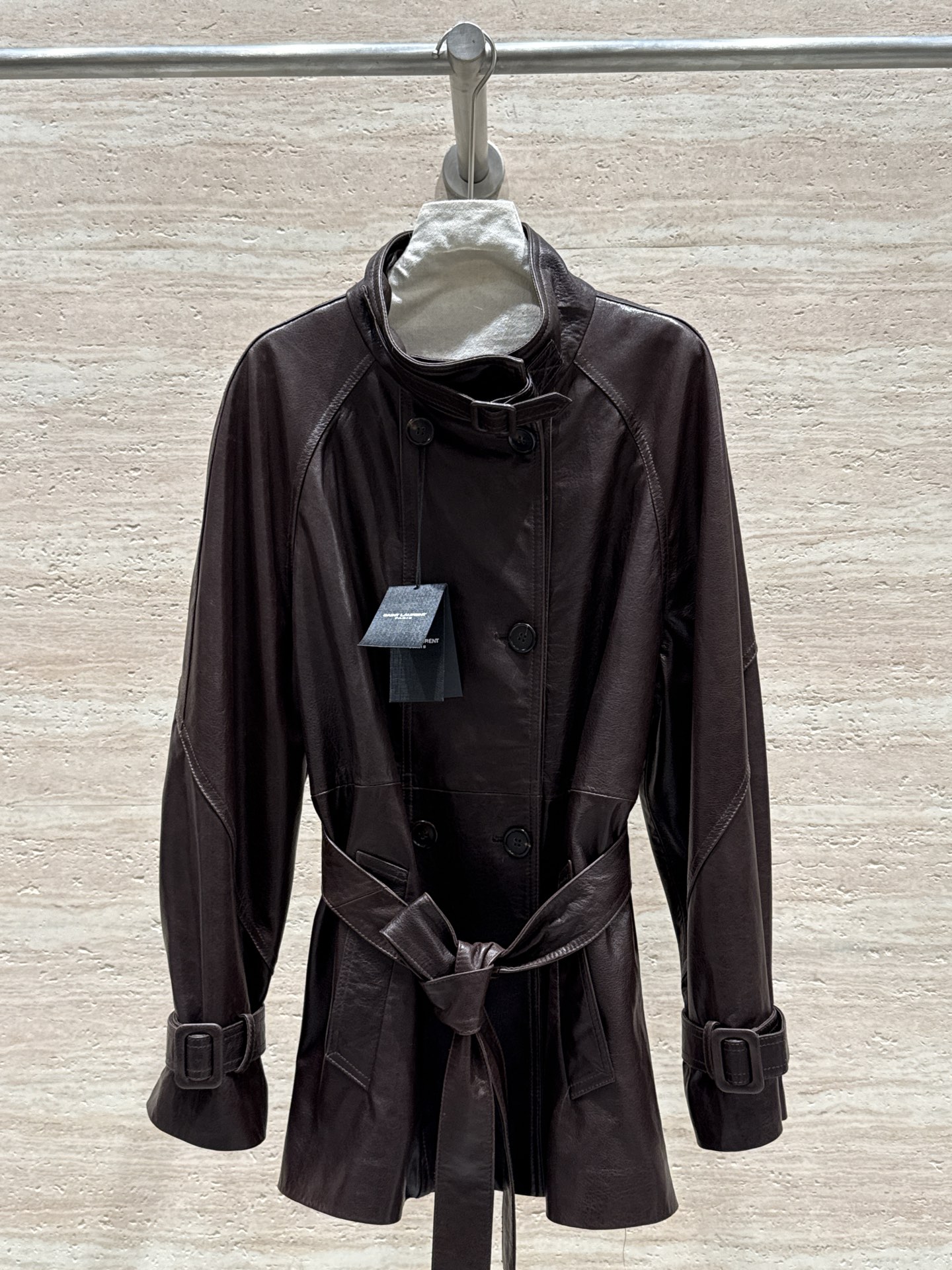 NO:714293,Saint Laurent's new spring and autumn old-money belted leather jacket!  100% imported sheepskin!  The leather is delicate and soft ~ feels silky and smooth!  The upper body is super expensive!  Cuffs belt design!  It’s layered and practical!  Cool Sa has a two-pronged approach!  I really love it. Size 36.38.40.42, saint laurent-clothing, saint laurent, saint laurent, leather jacket, sheepskin,19860909Saint Laurent春秋新款老钱风系腰带皮衣！百分百进口绵羊皮！皮质细腻软糯～手感丝滑平整！上身超级显贵！袖口皮带腰带的设计！有层次感实用性又强！酷飒双管齐下！真的爱了爱了 尺码36.38.40.42,圣罗兰-服装,saint laurent,saint laurent,leather jacket,sheepskin,,Women's clothing