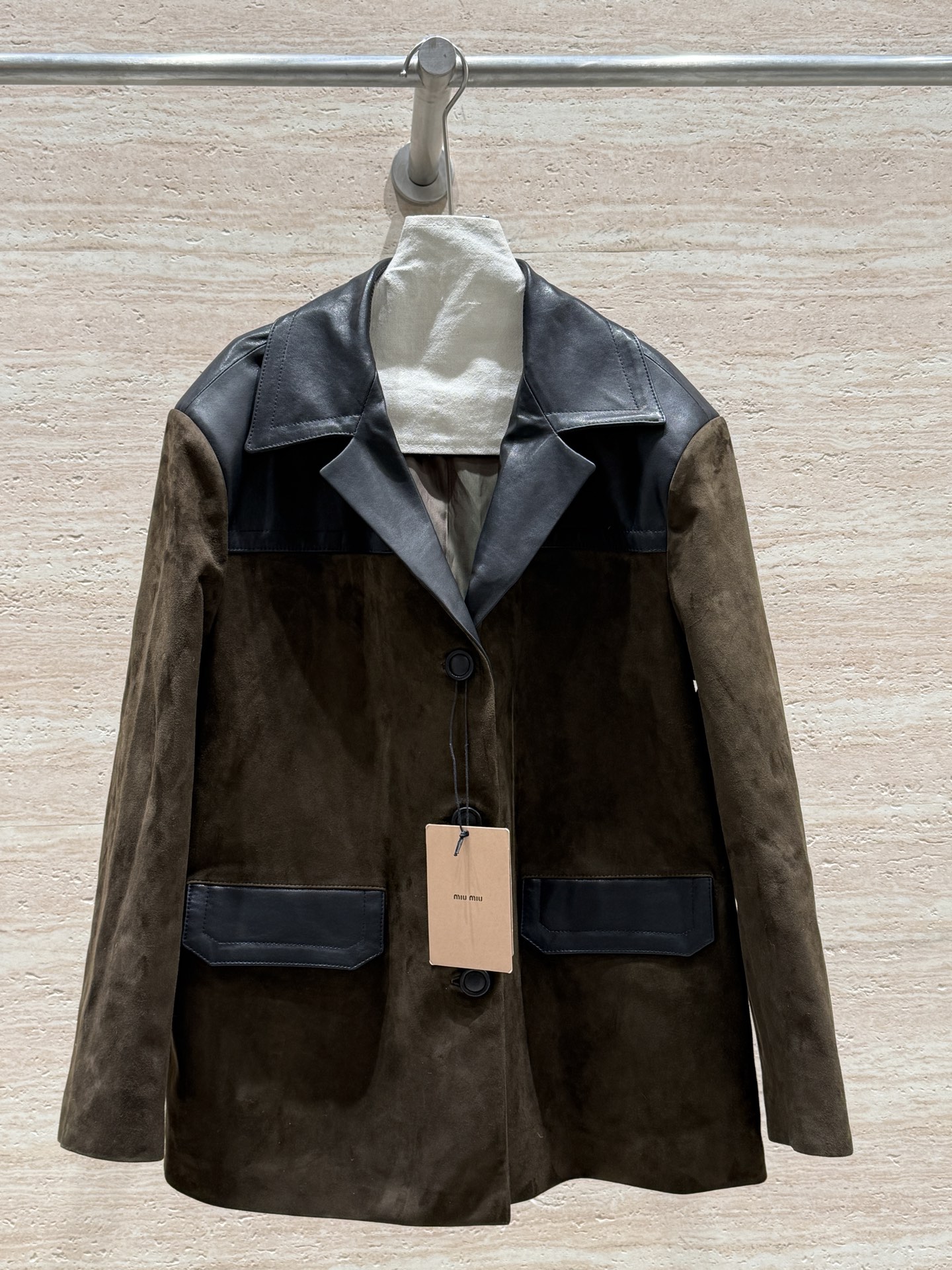 NO:714313,MiuMiu fashion week catwalk anti-suede jacket, 100% imported sheepskin anti-suede!  Shiny and textured!  Full of retro style!  The overall loose fit is very tolerant!  Can be worn by men and women!  The collar pocket is designed with sheepskin stitching!  Playful and layered!  Original three-dimensional logo on the back!  High-end and detailed feeling visible to the naked eye. Sizes 36, 38, 40, 42, Miumiu-clothing, miumiu, jackets & coats, jackets & coats, sheepskin,19860909MiuMiu时装周走秀款反绒面夹克外套,百分百进口绵羊皮反绒面！油光发亮有质感！复古风拉满了！整体宽松的版型包容性强！男女可穿！领子口袋拼接绵羊皮的设计！俏皮又有层次感！后背原版立体logo！肉眼可见的高级跟细节感觉 尺码36,38,40,42,缪缪-服装,miumiu,jackets & coats,jackets & coats,sheepskin,,Women's clothing