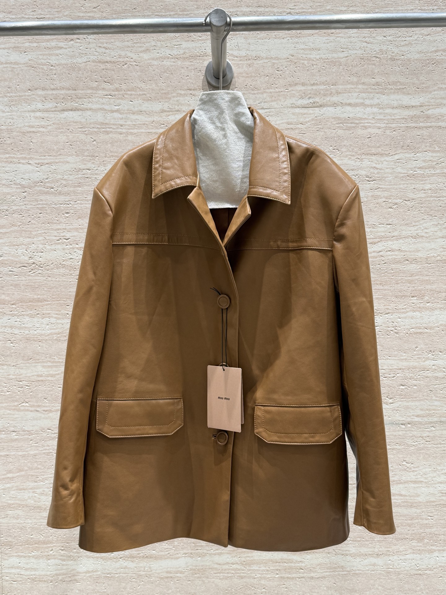 NO:714287,MiuMiu Fashion Week catwalk anti-suede jacket, 100% imported sheepskin!  Shiny and textured!  Full of retro style!  The overall loose fit is very tolerant!  Can be worn by men and women!  Playful and layered!  Original three-dimensional logo on the back!  High-end and detailed feeling visible to the naked eye. Sizes 36, 38, 40, 42, Miumiu-clothing, miumiu, jackets & coats, jackets & coats, sheepskin,19860909MiuMiu时装周走秀款反绒面夹克外套,百分百进口绵羊皮！油光发亮有质感！复古风拉满了！整体宽松的版型包容性强！男女可穿！俏皮又有层次感！后背原版立体logo！肉眼可见的高级跟细节感觉 尺码36,38,40,42,缪缪-服装,miumiu,jackets & coats,jackets & coats,sheepskin,,Women's clothing