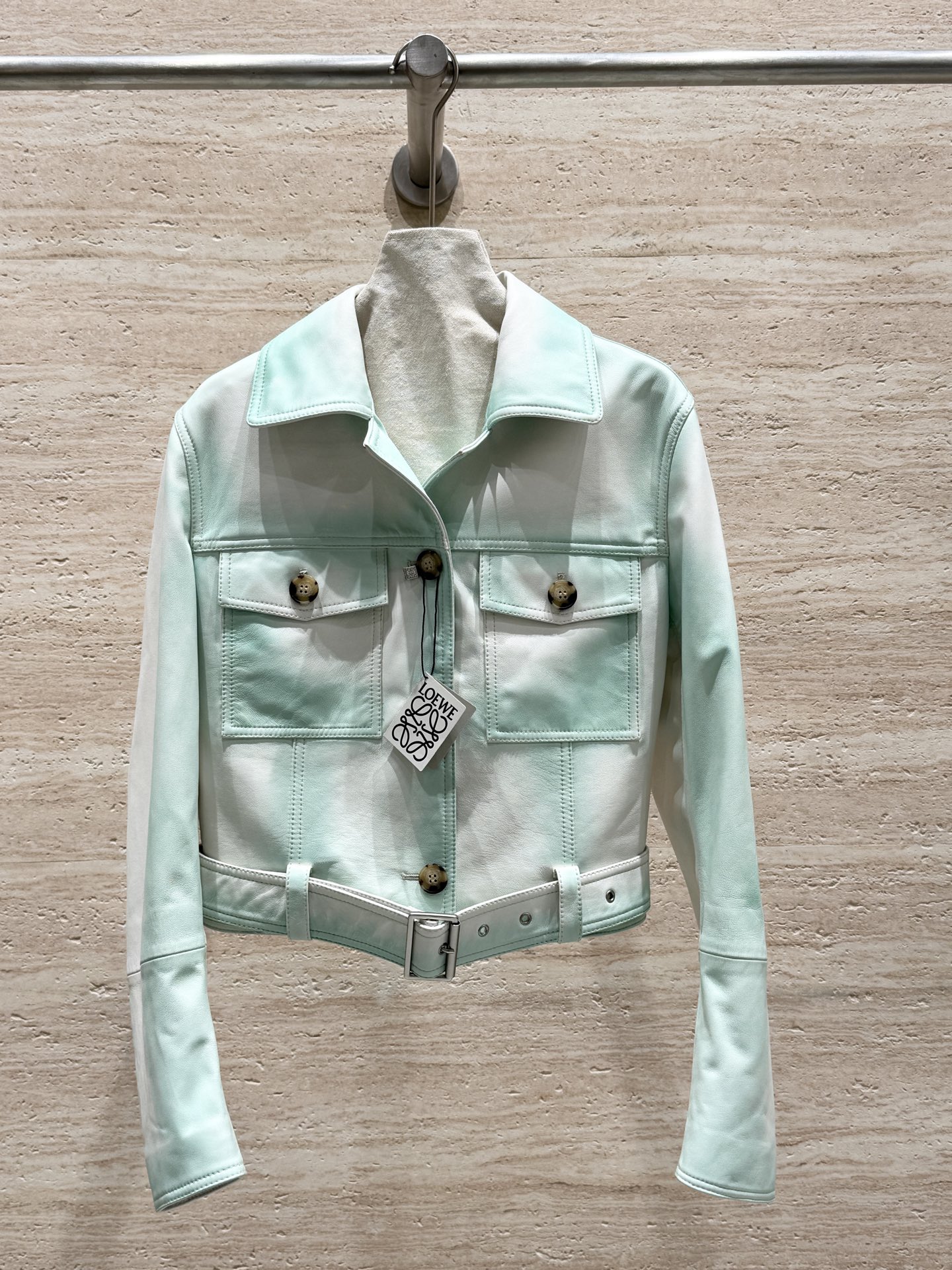 NO:714310,LOEWE's new celebrity bomber jacket!  The pattern is super correct!  One to one synchronization!  The fabrics include imported sheepskin and anti-suede materials!  Each has his own merits!  The entire piece of clothing is hand-sprayed!  It’s layered and very special!  A must-have for pretty girls when going out!  It’s really cool. Sizes 36, 38, 40, 42, Loewe-clothing, loewe, loewe, jackets & coats, sheepskin,19860909LOEWE新款明星同款飞行员夹克！版型超级超级正！一比一同步！面料有进口绵羊皮跟反绒面材质！各有千秋！整件衣服采用手工喷色工艺！有层次感又很特别！靓女出街必备！真的太酷了 尺码36,38,40,42,罗意威-服装,loewe,loewe,jackets & coats,sheepskin,,Women's clothing