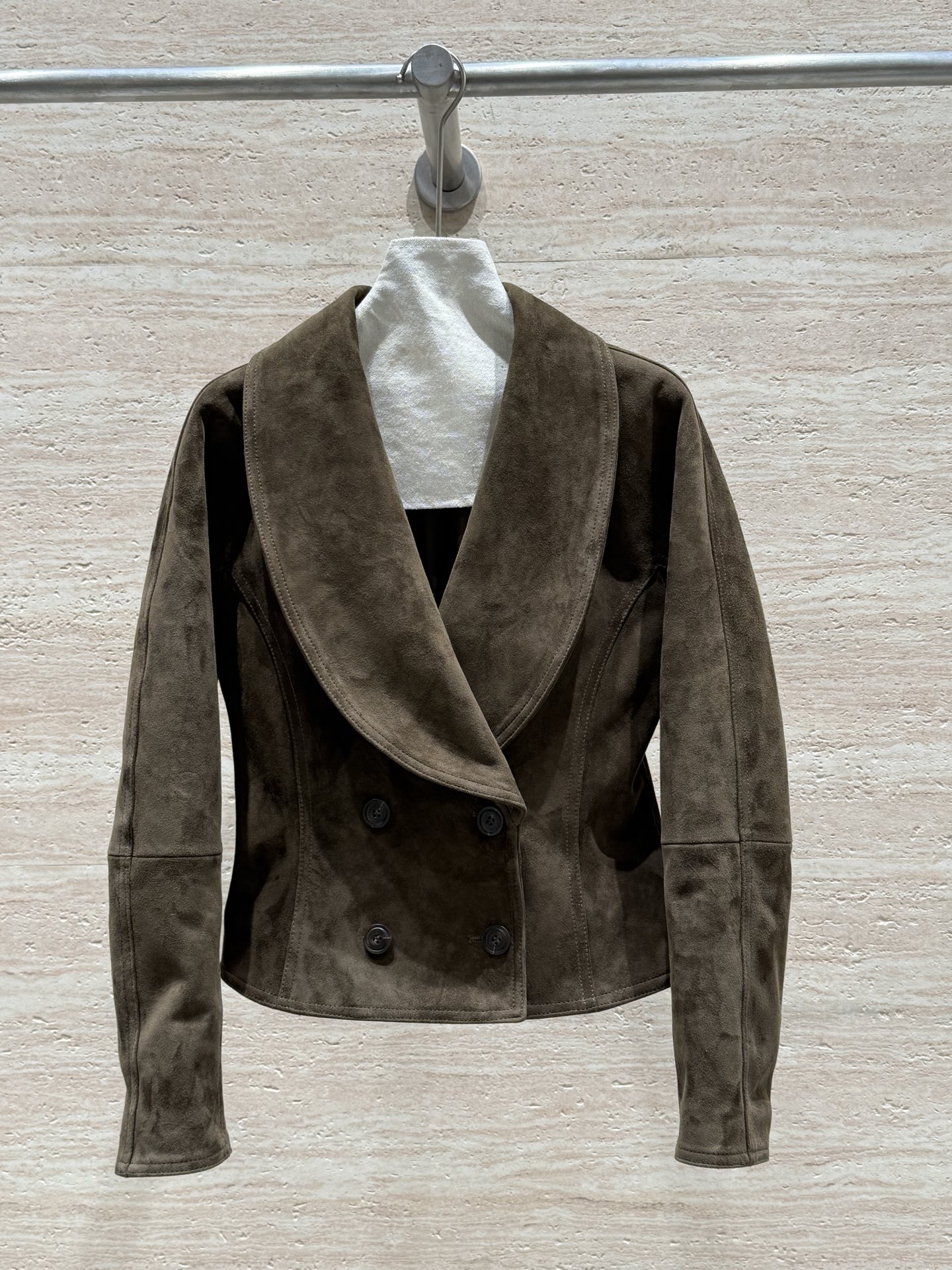 NO:714307,Ralph Lauren's new early fall show suede leather jacket!  100% imported sheepskin anti-suede!  The texture is soft and delicate!  Paired with a small waist design, it gives you an old-money style with a sense of luxury!  Rustic elegance with a western twist!  I'm really attracted to this earthy color. Sizes 36, 38, 40, 42, women's clothing, loro piana, jackets & coats, sheepskin,19860909Ralph Lauren新款早秋秀场款反绒皮夹克！百分百进口绵羊皮反绒面！质地柔软细腻！搭配小掐腰的设计,高级感拉满的老钱风！西部风情的质朴优雅！真的被这个大地色吸引到了 尺码36,38,40,42,女装,loro piana,jackets & coats,sheepskin,,Women's clothing