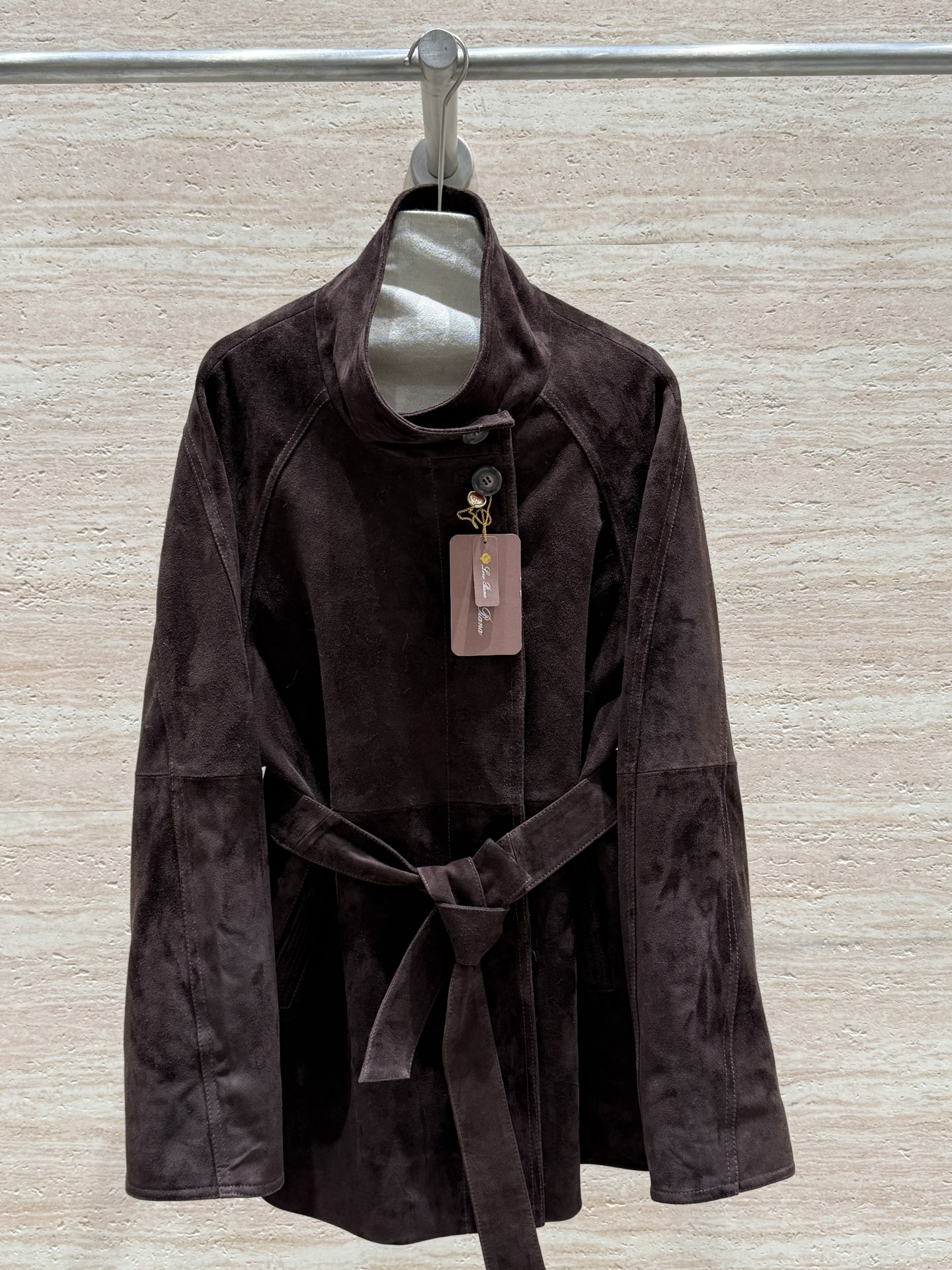 NO:714358,Loro Piana's new suede jacket, 100% imported super soft suede from Kenya!  The texture is soft and delicate!  Designed with a belt, it can be simple yet feminine, with an old-money style full of luxury!  Rustic elegance with a western twist!  I'm really attracted to this earthy color. Sizes 36, 38, 40, 42, women's clothing, loro piana, jackets & coats,19860909Loro Piana新款反绒皮夹克、百分百进口肯尼亚超级柔种绒面皮！质地柔软细腻！搭配腰带的设计,可简约可女人♀高级感拉满的老钱风！西部风情的质朴优雅！真的被这个大地色吸引到了 尺码36,38,40,42,女装,loro piana,jackets & coats,,Women's clothing