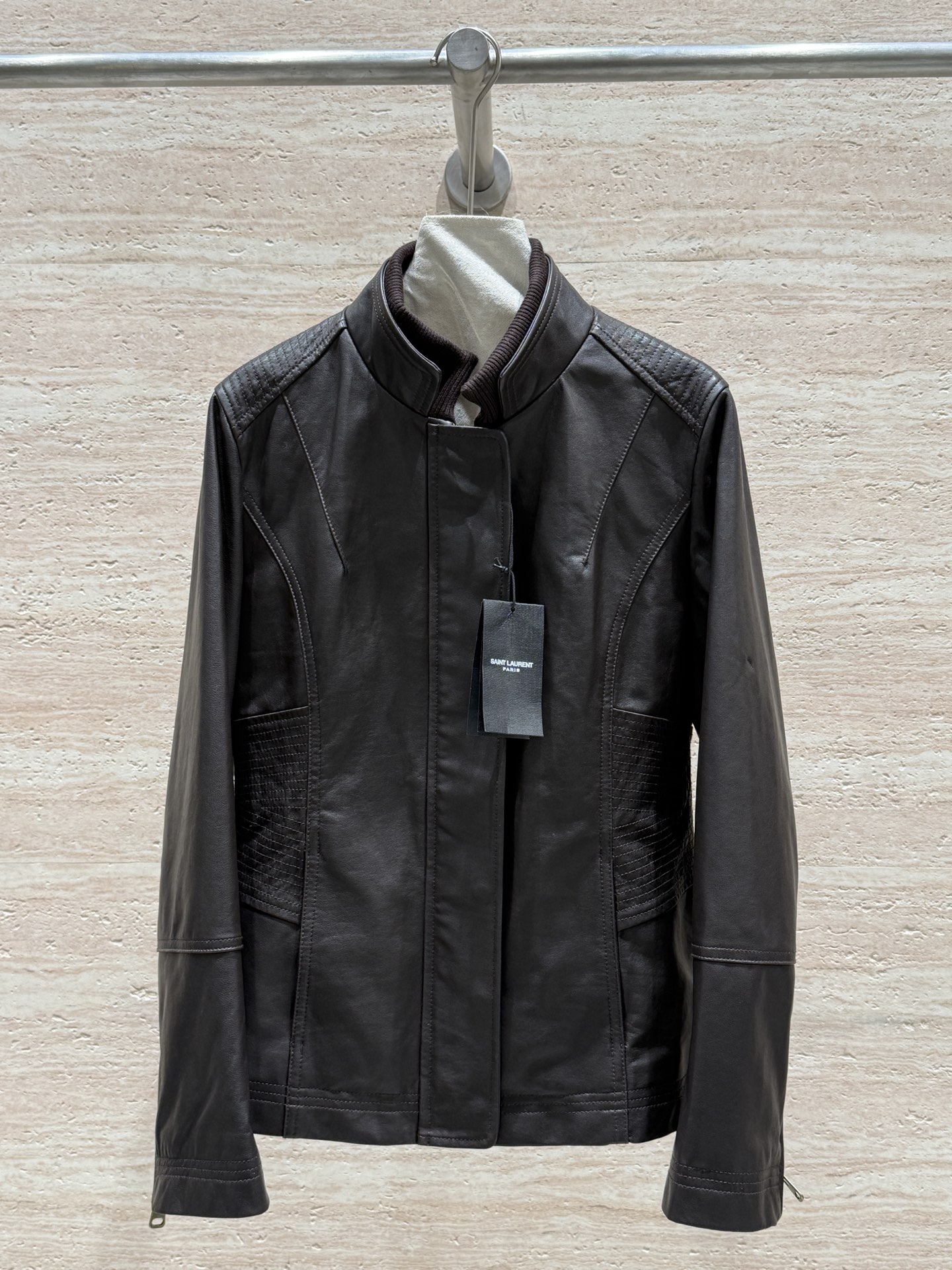 NO:714345,Saint Laurent's new slim-fitting jacket for early spring!  100% imported sheepskin!  Soft, delicate and shiny!  The texture is great!  Slightly pinched waist design!  Slim and slim!  So feminine!  Cuff zipper design!  Full marks for design, really easy to wear and look good. Sizes 36, 38, 40, 42, saint laurent-clothing, saint laurent, saint laurent, jackets & coats, jackets & coats, sheepskin,19860909Saint Laurent早春新款修身夹克外套！百分百进口绵羊皮！柔软细腻有光泽！质感嘎嘎好！轻微掐腰的设计！修身又有线条感！女人味十足！袖口拉链的设计！设计感满分真的是好穿又好看 尺码36,38,40,42,圣罗兰-服装,saint laurent,saint laurent,jackets & coats,jackets & coats,sheepskin,,Women's clothing