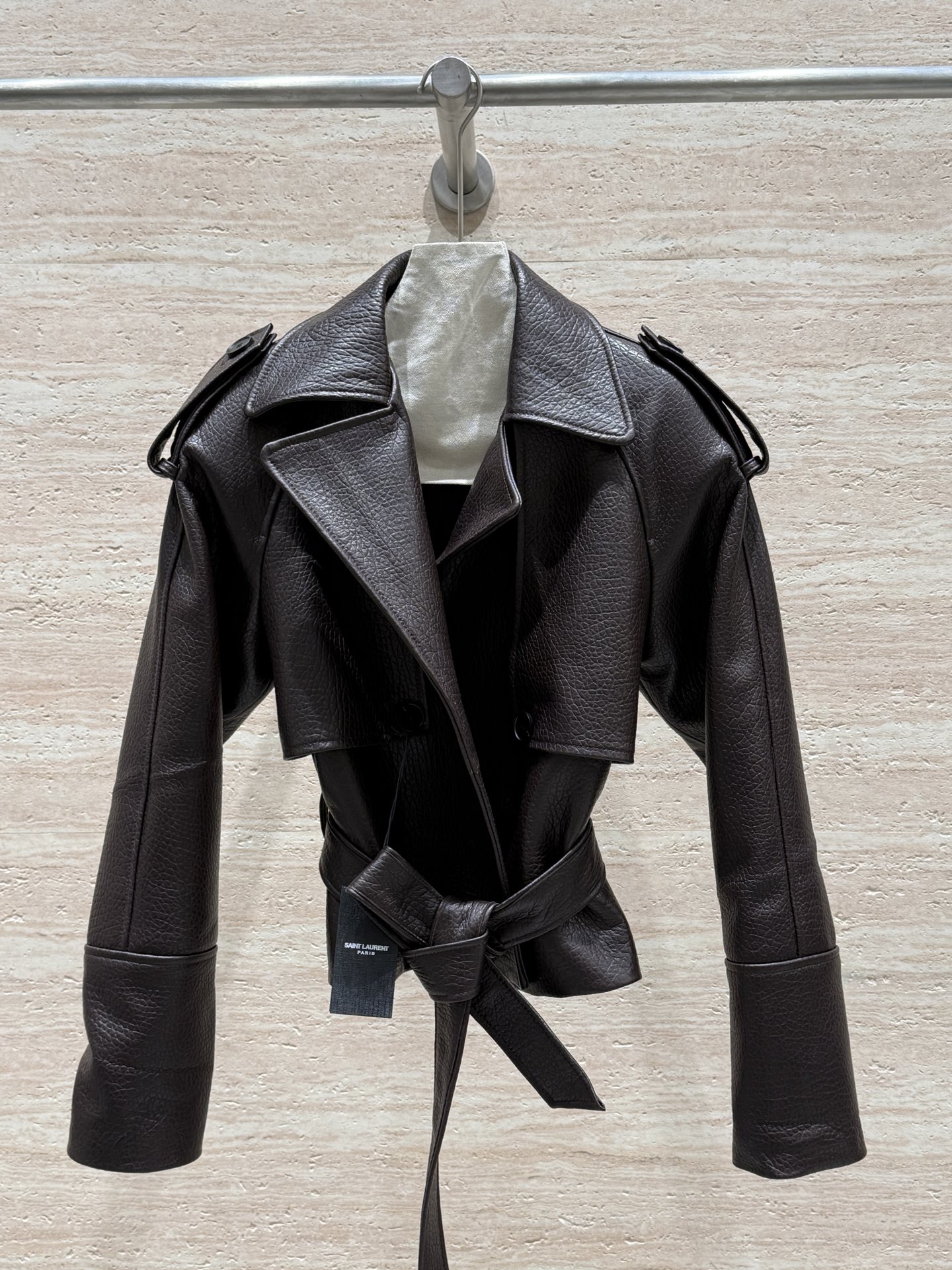 NO:869659,Saint Laurent's new spring and autumn motorcycle jacket!  100% imported British puff pastry!  The texture of the series is super strong!  More visually designed!  The upper body is cool and sassy!  Designed with a belt!  Modify your body proportions even more!  Casual yet feminine!  I’m really in love with it. Sizes 36, 38, 40, 42, saint laurent-clothing, saint laurent, saint laurent, jackets & coats, jackets & coats,19860909Saint Laurent春秋新款机车夹克外套！百分百进口英 态泡皮！系列纹理感超强！视觉上更具设计感！上身又酷又飒！搭配腰带的设计！更加的修饰身材比例！休闲又有女人味！真的一整个爱住了 尺码36,38,40,42,圣罗兰-服装,saint laurent,saint laurent,jackets & coats,jackets & coats,,Women's clothing