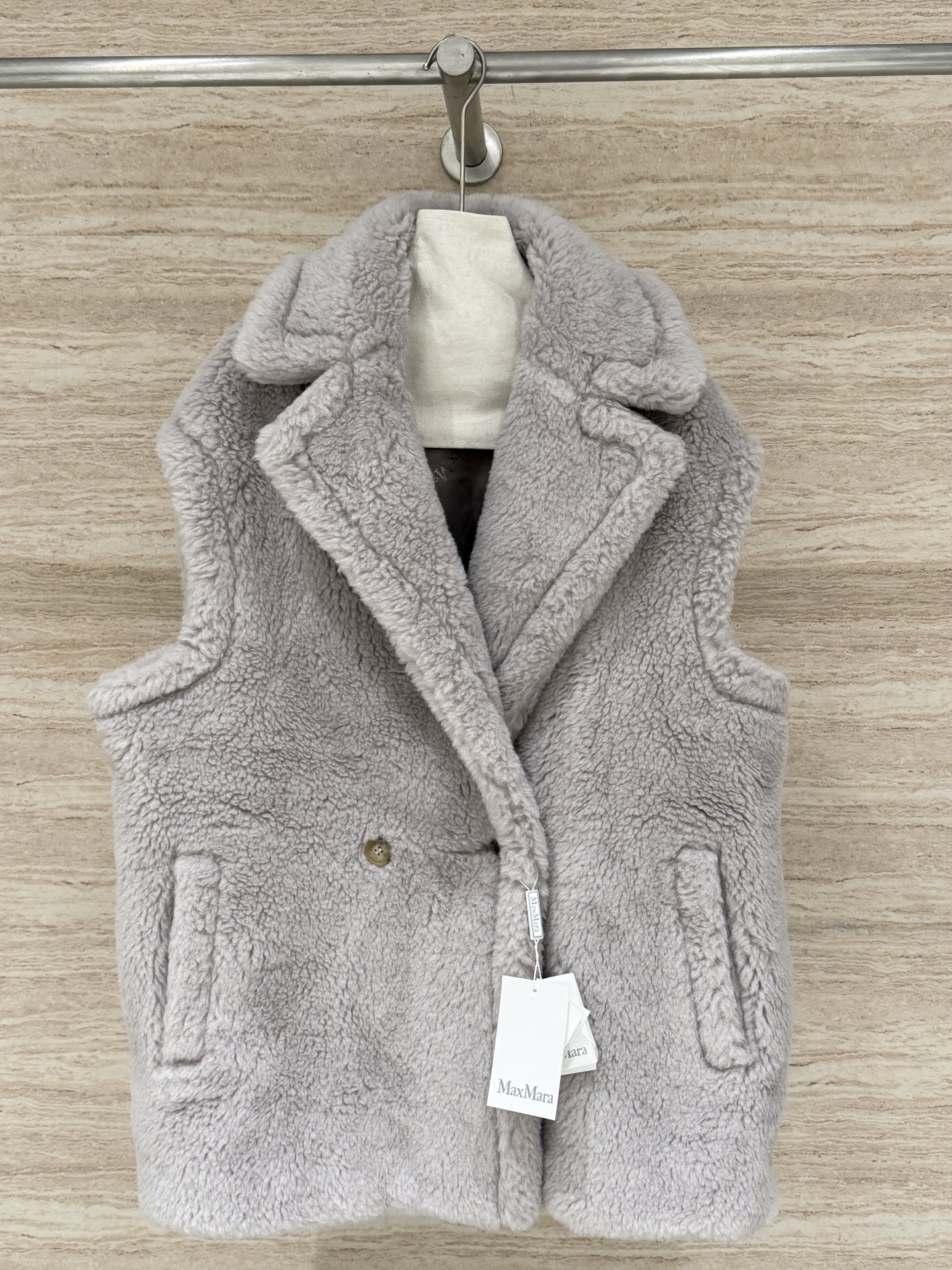 NO:720083,Maxmara’s new autumn and winter teddy bear vest!  100% imported virgin wool camel down!  Thick and warm!  Super loose fit!  Very inclusive!  Lazy and comfortable!  A must-have classic vest in your wardrobe!  A versatile artifact!  Highly practical, sizes 36, 38, 40, 42, Maxmara-clothing,19860909Maxmara秋冬新款泰迪熊马甲！百分百进口初剪羊毛骆驼绒！厚实保暖！超宽松都版型！包容性强！慵懒舒适！衣柜里必入的经典马甲！百搭神器！实用性强 尺码36,38,40,42,麦丝玛拉-服装,,Women's clothing