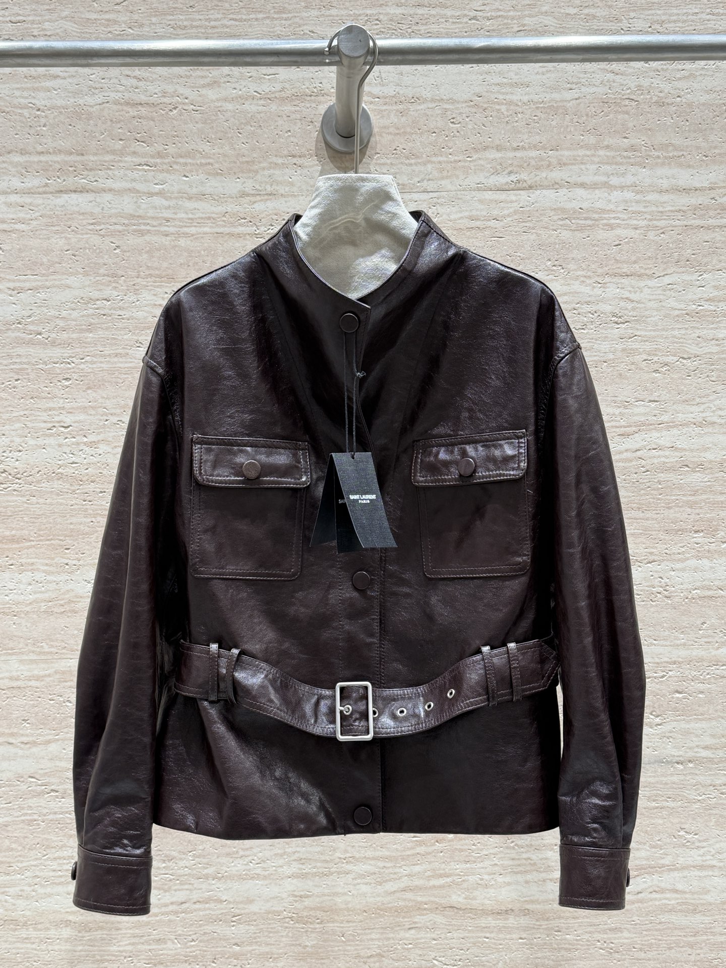 NO:720079,Saint Laurent's new spring and autumn old-money belted leather jacket!  100% imported sheepskin!  The leather is delicate and soft ~ feels silky and smooth!  The upper body is super expensive!  Belt design!  It’s layered and practical!  Cool Sa has a two-pronged approach!  I really love it. Size 36.38.40.42, saint laurent-clothing, saint laurent, saint laurent, leather jacket, sheepskin,19860909Saint Laurent春秋新款老钱风系腰带皮衣！百分百进口绵羊皮！皮质细腻软糯～手感丝滑平整！上身超级显贵！腰带的设计！有层次感实用性又强！酷飒双管齐下！真的爱了爱了 尺码36.38.40.42,圣罗兰-服装,saint laurent,saint laurent,leather jacket,sheepskin,,Women's clothing