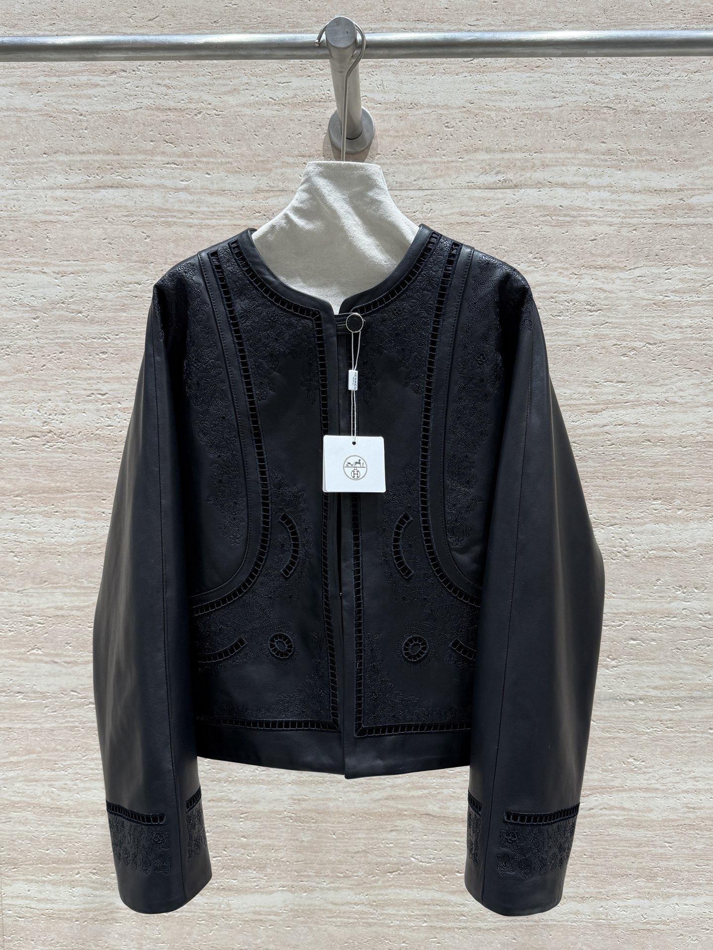 NO:720077,Hermès FW26 new spring and autumn hollow leather jacket!  100% imported sheepskin!  Soft and delicate!  Entirely hand-embroidered!  The texture details are all online and have a hollow design!  Full of layers!  High quality visible to the naked eye!  The fit is super correct and restored one to one. Sizes 30, 38, 40, 42, Hermès-clothing, hermes, hermes, jackets & coats, leather jacket, sheepskin,19860909Hermès FW26春秋新款镂空皮衣外套！百分百进口绵羊皮！柔软细腻！整身纯手工刺绣！质感细节都很在线外加镂空的设计！层次感满满的！肉眼可见的高级！版型超正、一比一还原 尺码30,38,40,42,爱马仕-服装,hermes,hermes,jackets & coats,leather jacket,sheepskin,,Women's clothing