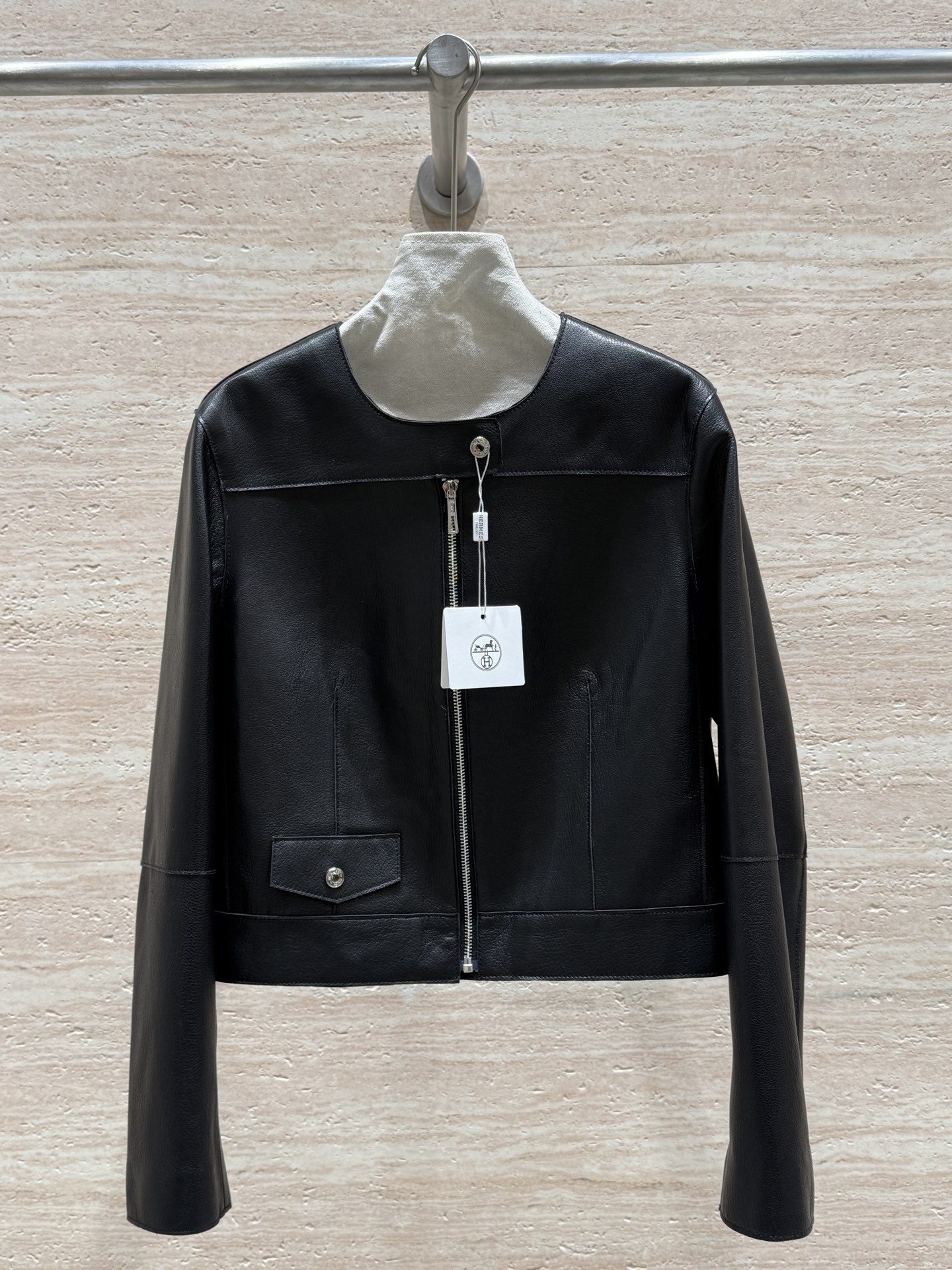 NO:720137,Hermes' new early winter round neck leather jacket, 100% imported sheepskin!  Delicate and soft!  Great comfort!  Rich layering, simple and capable, it can easily reflect the sense of luxury in any occasion, customized logo hardware, details are in place, one-to-one quality at the counter, worthy of being Hermès. Size 36.38.40.42, Hermès-clothing, hermes, hermes, jackets & coats, leather jacket, sheepskin,19860909Hermes新款初冬圆领夹克小皮衣,百分百进口绵羊皮！细腻柔软！舒适感强！层次感丰富,简约干练,任何场合都能轻松体现高级感,定制logo五金,细节拿捏到位,专柜一比一品质,不愧是爱马仕 尺码36.38.40.42,爱马仕-服装,hermes,hermes,jackets & coats,leather jacket,sheepskin,,Women's clothing