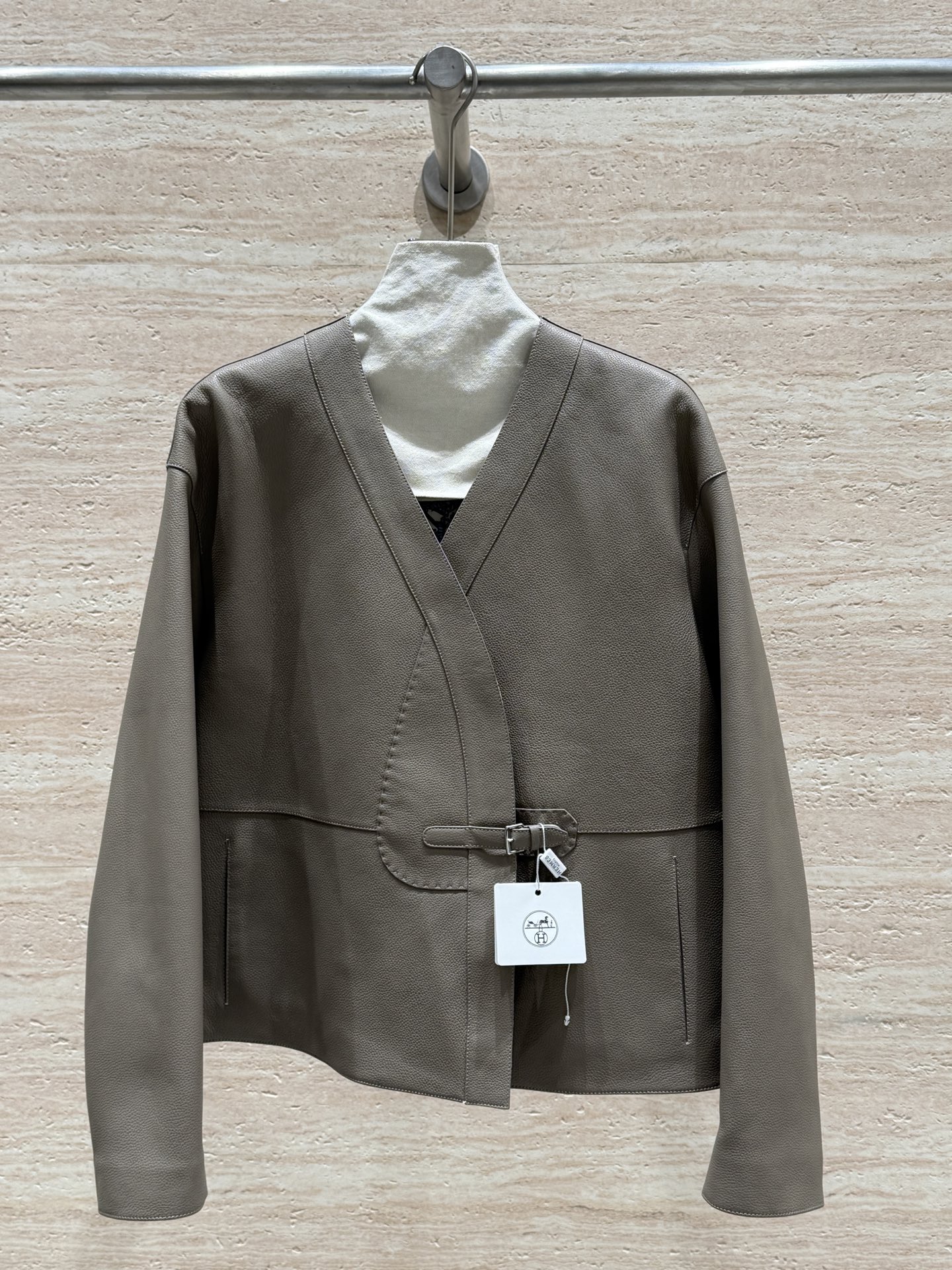 NO:720125,Hermes' new early winter small V-neck leather jacket, 100% imported lambskin with lychee pattern, rich layering, simple and capable, can easily reflect the sense of high-end in any occasion, the shape is super correct ~ the details are in place, the quality is one to one at the counter, it is worthy of Hermès. Size 36.38.40.42, Hermès-clothing, hermes, hermes, jackets & coats, leather jacket, sheepskin,19860909Hermes新款初冬小V领夹克小皮衣,百分百进口小羊皮荔枝纹,层次感丰富,简约干练,任何场合都能轻松体现高级感,版型超正～细节拿捏到位,专柜一比一品质,不愧是爱马仕 尺码36.38.40.42,爱马仕-服装,hermes,hermes,jackets & coats,leather jacket,sheepskin,,Women's clothing
