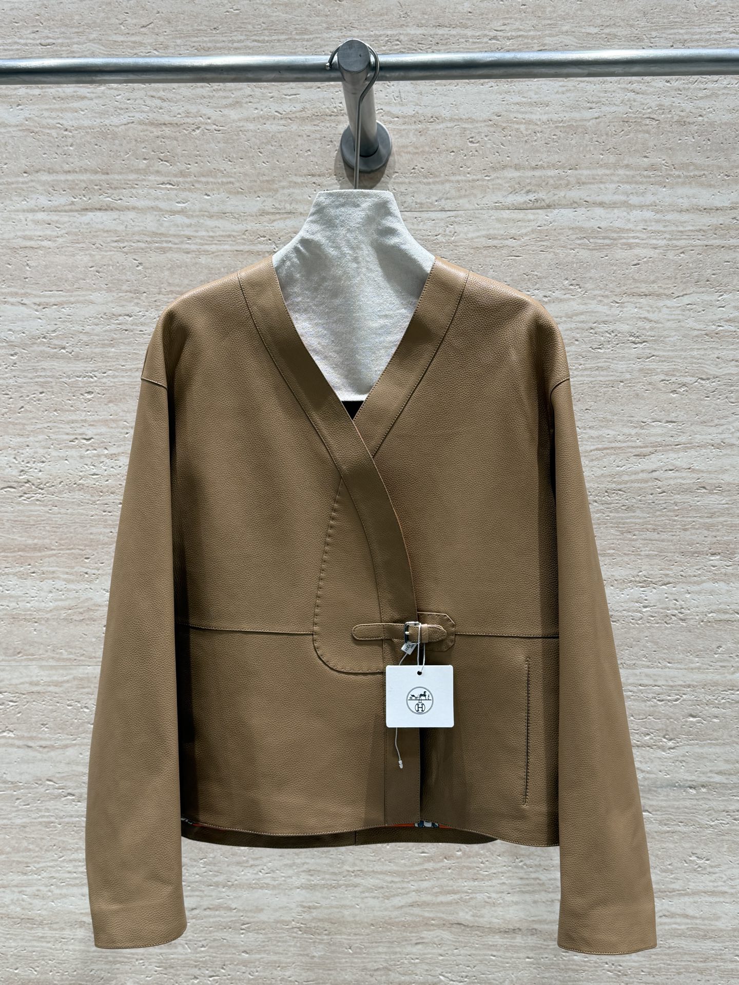NO:720128,Hermes' new early winter small V-neck small leather jacket, 100% imported lambskin with lychee pattern, rich layering, simple and capable, can easily reflect the sense of luxury in any occasion, the details are in place, the quality is one to one at the counter, it is worthy of Hermès. Size 36.38.40.42, Hermès - Clothing, hermes, hermes, jackets & coats, leather jacket, sheepskin,19860909Hermes新款初冬小V领夹克小皮衣,百分百进口小羊皮荔枝纹,层次感丰富,简约干练,任何场合都能轻松体现高级感,细节拿捏到位,专柜一比一品质,不愧是爱马仕 尺码36.38.40.42,爱马仕-服装,hermes,hermes,jackets & coats,leather jacket,sheepskin,,Women's clothing