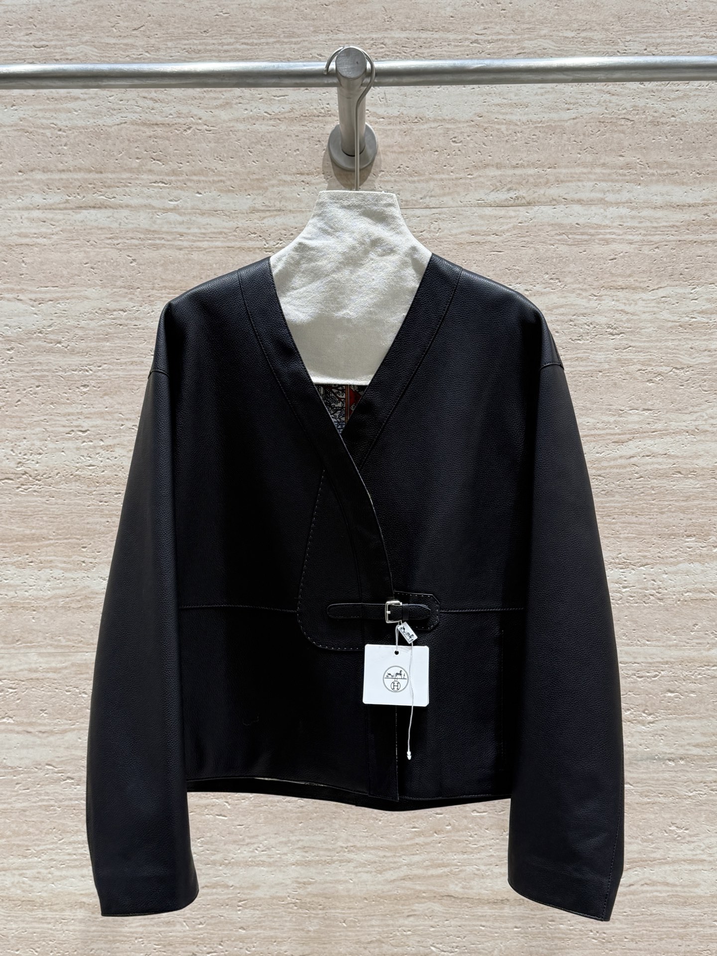 NO:775011,Hermes' new early winter small V-neck leather jacket, 100% imported lambskin with lychee pattern, rich layering, simple and capable, can easily reflect the sense of high-end in any occasion, the shape is super correct ~ the details are in place, the quality is one to one at the counter, it is worthy of Hermès. Size 36.38.40.42, Hermès-clothing, hermes, hermes, jackets & coats, leather jacket, sheepskin,19860909Hermes新款初冬小V领夹克小皮衣,百分百进口小羊皮荔枝纹,层次感丰富,简约干练,任何场合都能轻松体现高级感,版型超正～细节拿捏到位,专柜一比一品质,不愧是爱马仕 尺码36.38.40.42,爱马仕-服装,hermes,hermes,jackets & coats,leather jacket,sheepskin,,Women's clothing