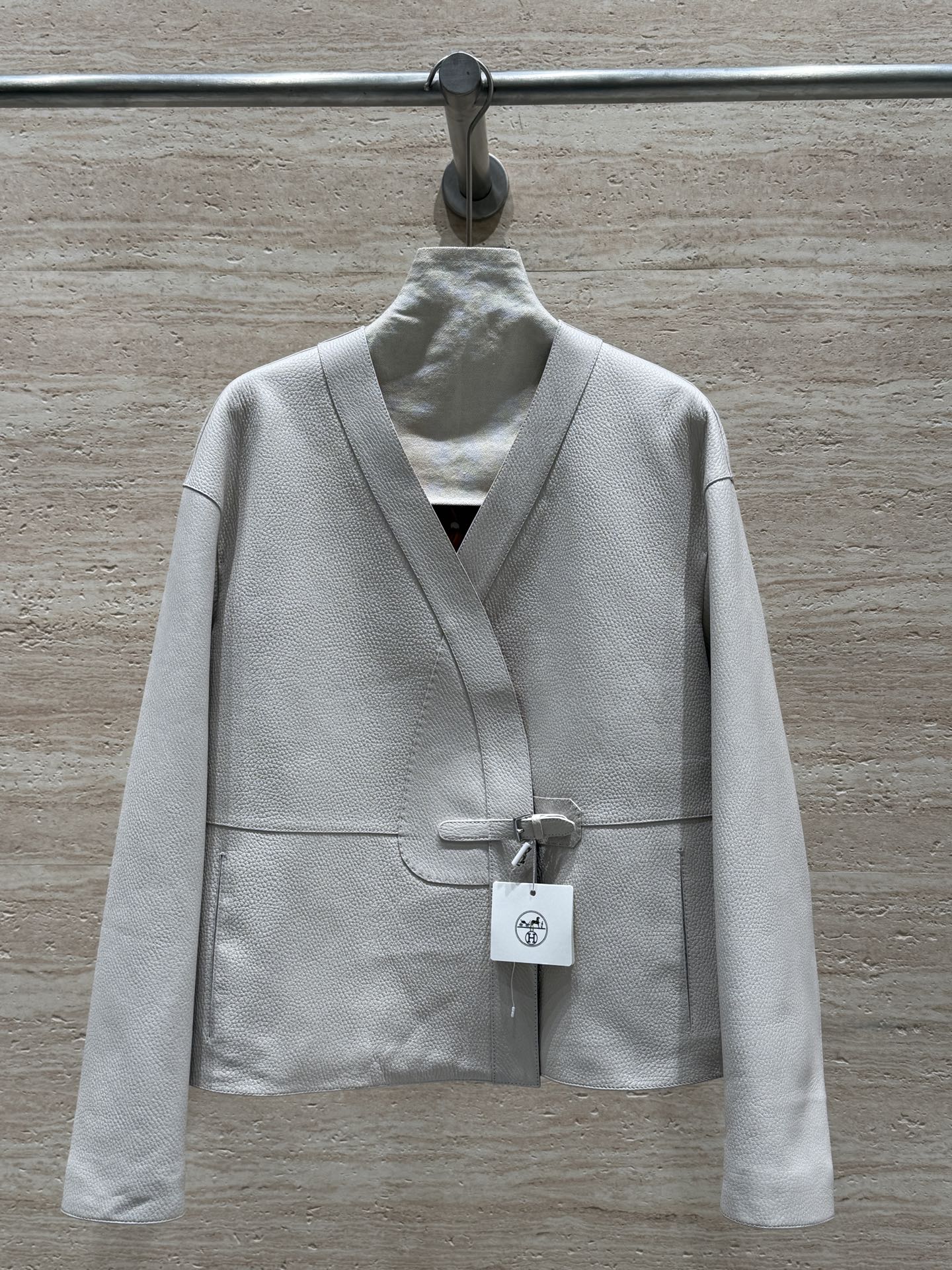 NO:720131,Hermes' new early winter small V-neck leather jacket, 100% imported lambskin with lychee pattern, rich layering, simple and capable, can easily reflect the sense of high-end in any occasion, the shape is super correct ~ the details are in place, the quality is one to one at the counter, it is worthy of Hermès. Size 36.38.40.42, Hermès-clothing, hermes, hermes, jackets & coats, leather jacket, sheepskin,19860909Hermes新款初冬小V领夹克小皮衣,百分百进口小羊皮荔枝纹,层次感丰富,简约干练,任何场合都能轻松体现高级感,版型超正～细节拿捏到位,专柜一比一品质,不愧是爱马仕 尺码36.38.40.42,爱马仕-服装,hermes,hermes,jackets & coats,leather jacket,sheepskin,,Women's clothing