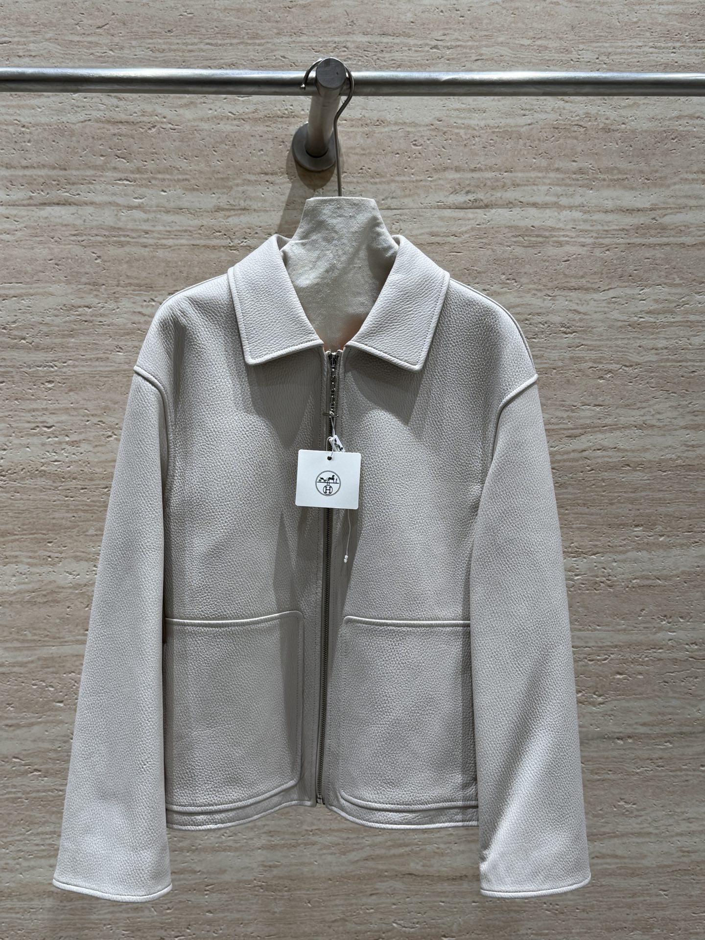 NO:720134,Hermes' new early winter lapel leather jacket, 100% imported lambskin with lychee pattern, rich layering, simple and capable, can easily reflect the sense of luxury in any occasion, and the design of large side pockets!  Very practical!  The style is super correct ~ the details are well thought out, the quality is one to one at the counter, it is worthy of being Hermès. Size 36.38.40.42, Hermès - clothing, hermes, hermes, jackets & coats, leather jacket, sheepskin,19860909Hermes新款初冬翻领夹克小皮衣,百分百进口小羊皮荔枝纹,层次感丰富,简约干练,任何场合都能轻松体现高级感,侧边大口袋的设计！实用性强！版型超正～细节拿捏到位,专柜一比一品质,不愧是爱马仕 尺码36.38.40.42,爱马仕-服装,hermes,hermes,jackets & coats,leather jacket,sheepskin,,Women's clothing