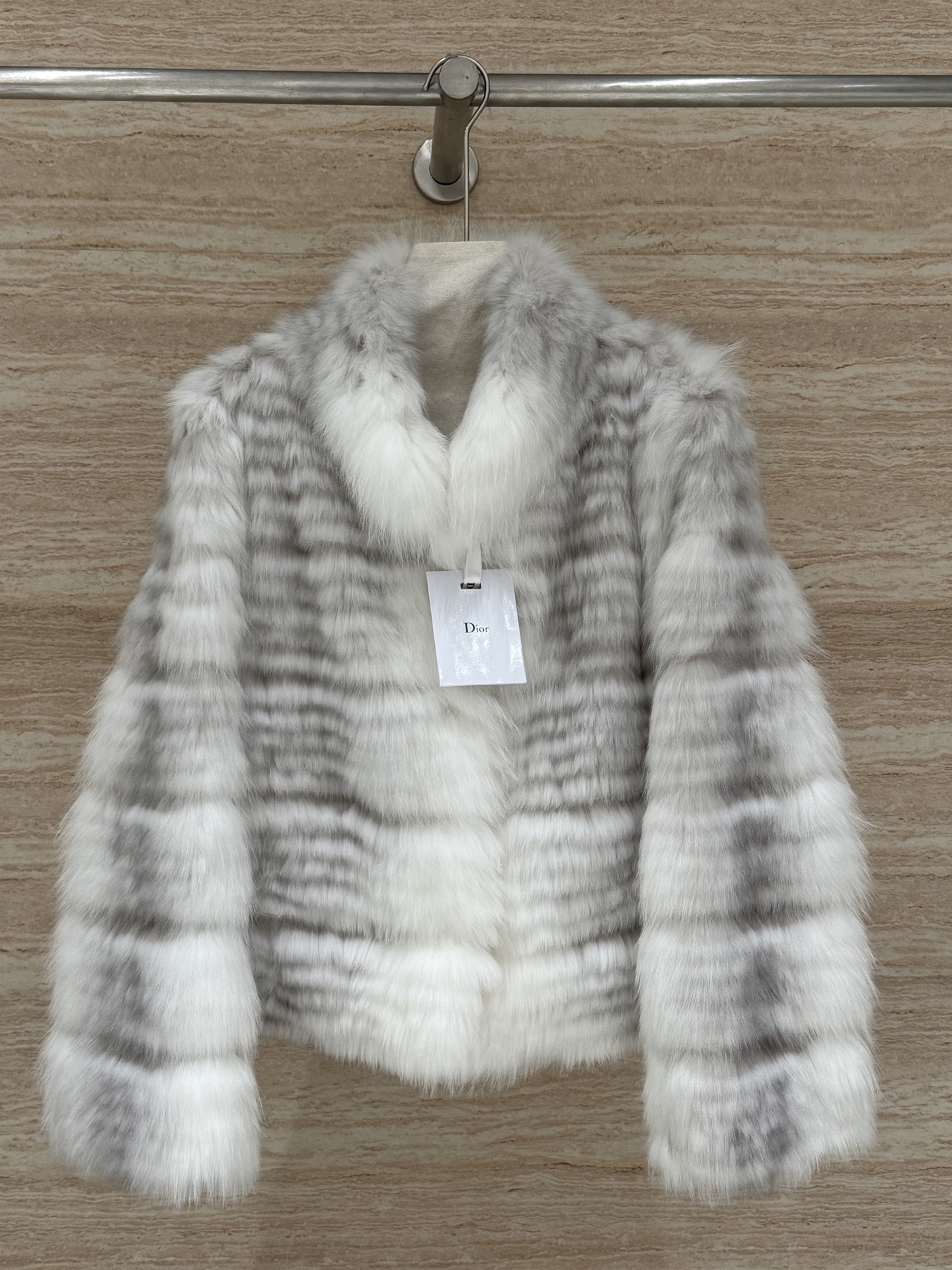 NO:720116,Dior's new autumn and winter stand-up collar fur coat!  100% imported cross fox!  The hair needles are thick and soft, with a classic Himalayan color!  The color is naturally balanced!  The layered and high-end look is slim and fashionable!  Just the right stand-up collar design!  Warm and atmospheric, Dior-clothing, dior, dior, jackets & coats,19860909Dior秋冬新款立领子皮草外套！百分百进口十字狐！毛针浓密柔软,经典喜马拉雅的颜色！颜色自然均衡！层次感高级感十足显瘦又时髦！恰到好处的立领设计！保暖又有氛围感,迪奥-服装,dior,dior,jackets & coats,,Women's clothing