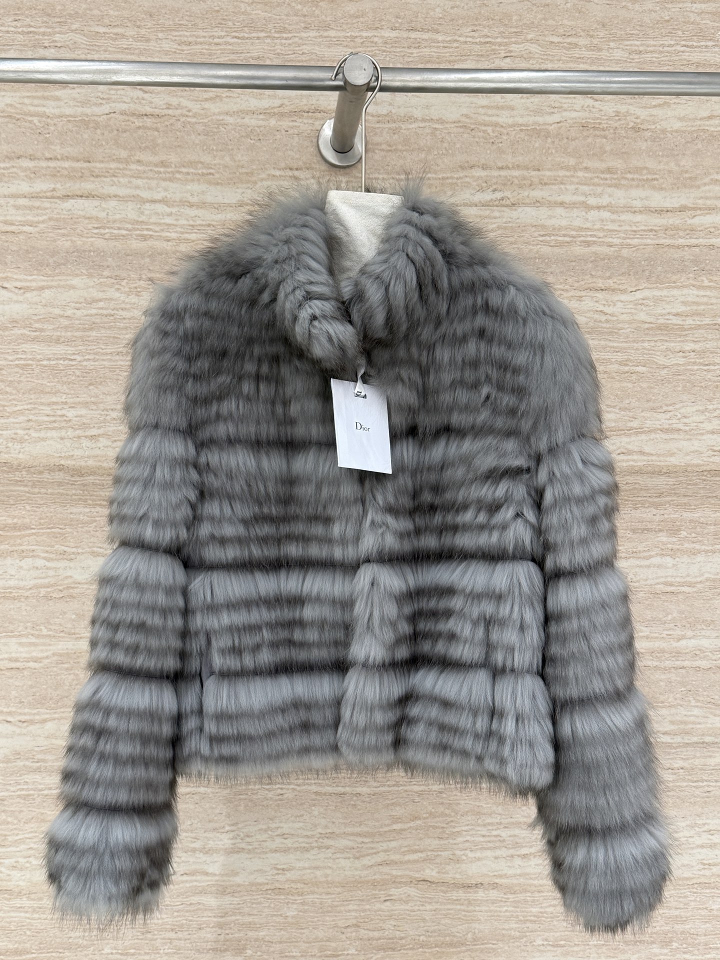 NO:720119,Dior's new autumn and winter stand-up collar fur coat!  100% imported cross fox!  The hair needles are thick and soft, and the gray color is super white!  The color is naturally balanced!  The layered and high-end look is slim and fashionable!  Just the right stand-up collar design!  Warm and atmospheric, Dior-clothing, dior, dior, jackets & coats,19860909Dior秋冬新款立领子皮草外套！百分百进口十字狐！毛针浓密柔软,灰色超级显白！颜色自然均衡！层次感高级感十足显瘦又时髦！恰到好处的立领设计！保暖又有氛围感,迪奥-服装,dior,dior,jackets & coats,,Women's clothing