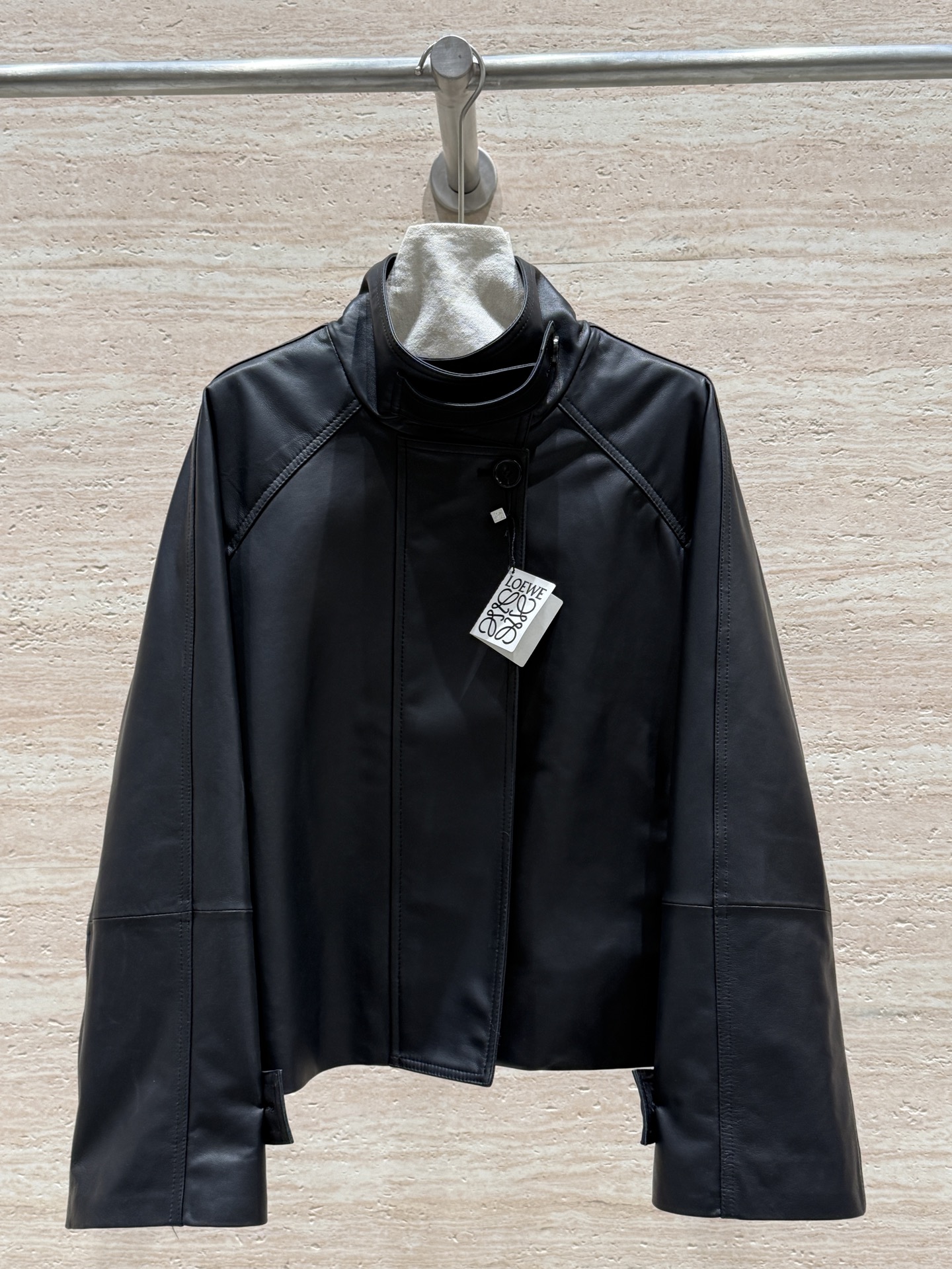 NO:720714,Lowew 2026 new spring leather jacket!  Synchronized with the counter, 100% super-textured uncoated sheepskin imported from Italy!  Delicate and shiny brown!  The leather is so good that you can see it with the naked eye!  The super loose fit is very tolerant!  Both colors and textures are superb. Sizes 36, 38, 40, 42, Loewe-clothing, loewe, jackets & coats, leather jacket, sheepskin,19860909Lowew 2026初春新款夹克皮衣！专柜同步,百分百意大利进口超质感无涂绵羊皮！细腻有光泽 棕色！皮质肉眼可见的好！超宽松的版型包容性强！两个颜色质感都超绝的 尺码36,38,40,42,罗意威-服装,loewe,jackets & coats,leather jacket,sheepskin,,Women's clothing