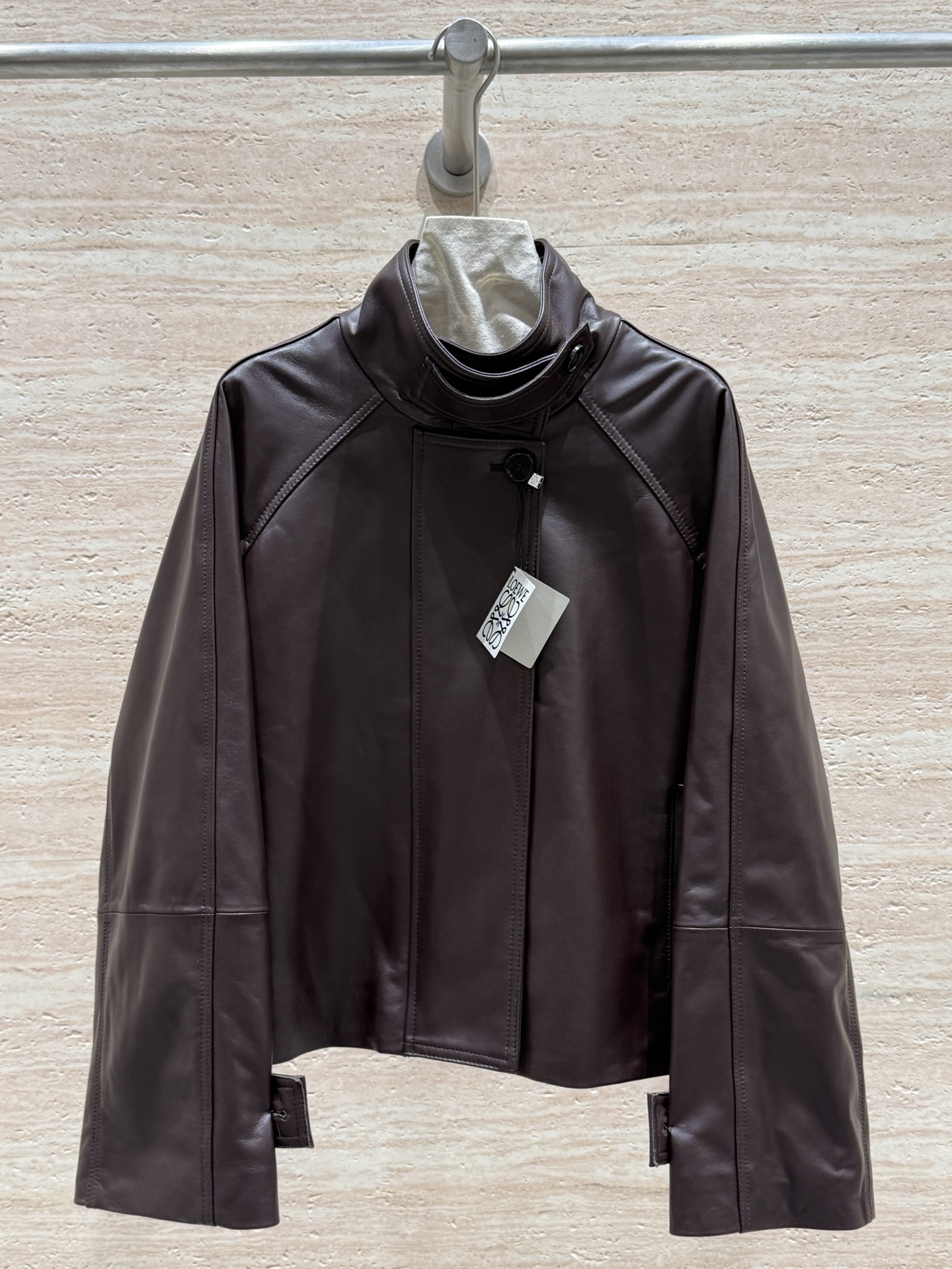 NO:720709,Lowew 2026 new spring leather jacket!  Synchronized with the counter, 100% super-textured uncoated sheepskin imported from Italy!  Delicate and shiny brown!  The leather is so good that you can see it with the naked eye!  The super loose fit is very tolerant!  Both colors and textures are superb. Sizes 36, 38, 40, 42, Loewe-clothing, loewe, jackets & coats, leather jacket, sheepskin,19860909Lowew 2026初春新款夹克皮衣！专柜同步,百分百意大利进口超质感无涂绵羊皮！细腻有光泽 棕色！皮质肉眼可见的好！超宽松的版型包容性强！两个颜色质感都超绝的 尺码36,38,40,42,罗意威-服装,loewe,jackets & coats,leather jacket,sheepskin,,Women's clothing
