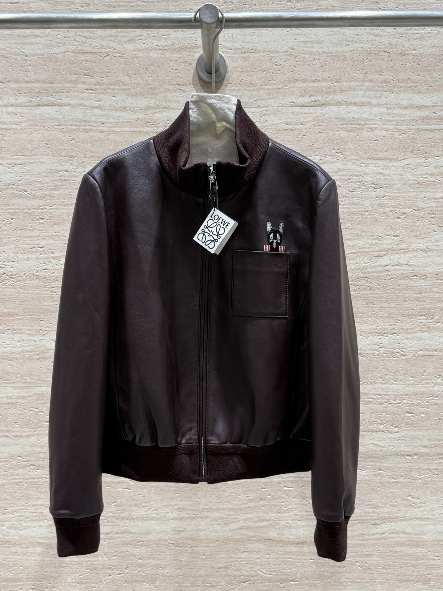 NO:720703,Lowew 2026 early spring popular Doraemon jacket leather jacket!  Synchronized with the counter, 100% super-textured uncoated sheepskin imported from Italy!  Delicate and shiny, the three-dimensional artificial embroidery details on the chest are in place!  Visual news!  Neon cat street!  The leather is so good that you can see it with the naked eye!  Cute and playful, sizes 36, 38, 40, 42, Loewe-clothing, loewe, jackets & coats, leather jacket, sheepskin,19860909Lowew 2026初春爆款机器猫夹克皮衣！专柜同步,百分百意大利进口超质感无涂绵羊皮！细腻有光泽、胸口立体人工刺绣细节到位！视觉快讯！霓虹喵街！皮质肉眼可见的好！可爱俏皮 尺码36,38,40,42,罗意威-服装,loewe,jackets & coats,leather jacket,sheepskin,,Women's clothing