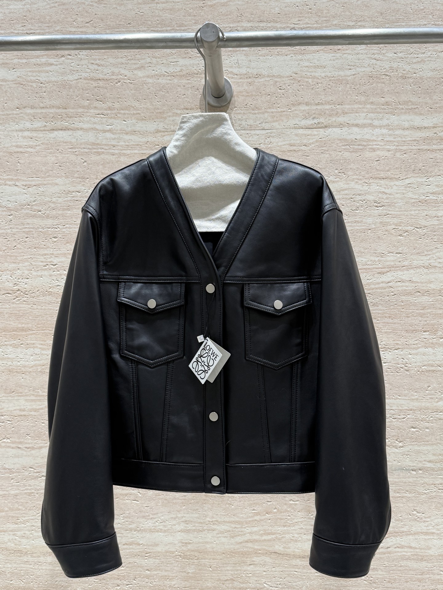 NO:720155,LOEWE's new v-neck jacket for early spring!  100% imported sheepskin!  Soft, delicate and shiny ~ comfortable to the naked eye!  Minimalist cut design!  Great sense of sculpture!  Spanish leather craftsmanship!  Very wide and stylish, with thick hem and embossed logo at the same time at the counter!  One to one restoration!  It’s simply amazing. Sizes 36, 38, 40, 42, Loewe-clothing, loewe, loewe, jackets & coats, jackets & coats, sheepskin,19860909LOEWE初春新款v领夹克外套！百分百进口绵羊皮！柔软细腻有光泽～肉眼可见的舒适！极简剪裁的设计！雕塑感级强！西班牙皮革工艺！挺阔有型,厚下摆专柜同步压花logo！一比一还原！简直太赞了 尺码36,38,40,42,罗意威-服装,loewe,loewe,jackets & coats,jackets & coats,sheepskin,,Women's clothing