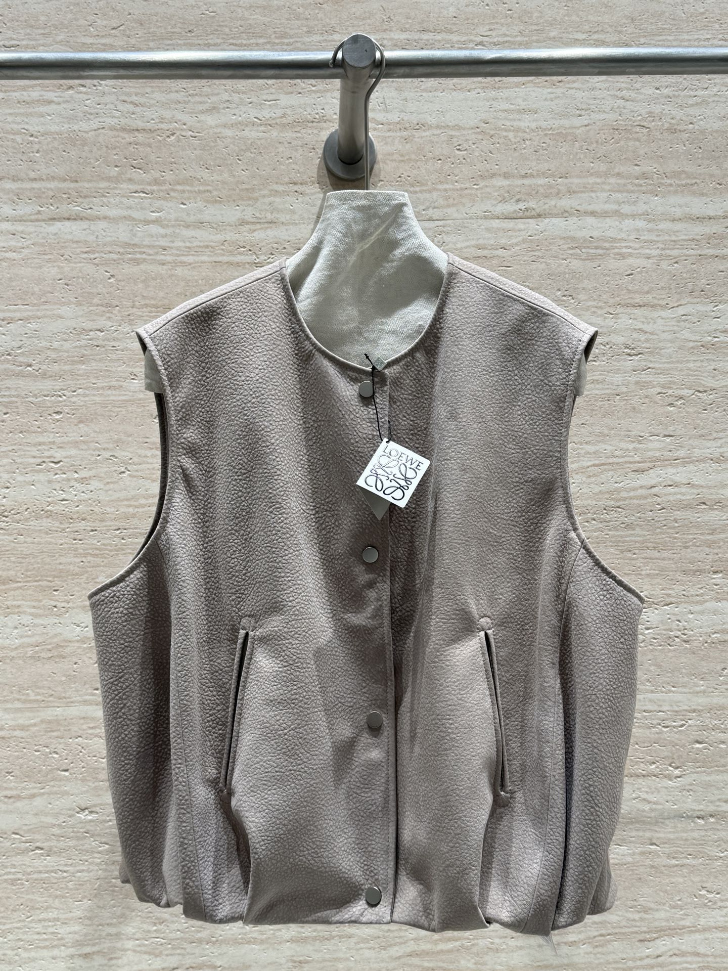 NO:720157,LOEWE's new spring and autumn vest jacket!  100% Turkish mixed sheep genuine suede leather, with uniform and delicate texture ~ loose fit!  Inclusive and practical!  Windproof and warm!  Versatile and stylish!  Easily solve the dressing troubles, sizes 30, 38, 40, 42, Loewe-clothing, loewe, loewe, jackets & coats,19860909LOEWE春秋新款马甲外套！百分百土耳其混种羊正绒皮,纹理质感均匀细腻～版型宽松！包容性实用性强！防风保暖！百搭洋气！轻松搞定穿搭烦恼 尺码30,38,40,42,罗意威-服装,loewe,loewe,jackets & coats,,Women's clothing