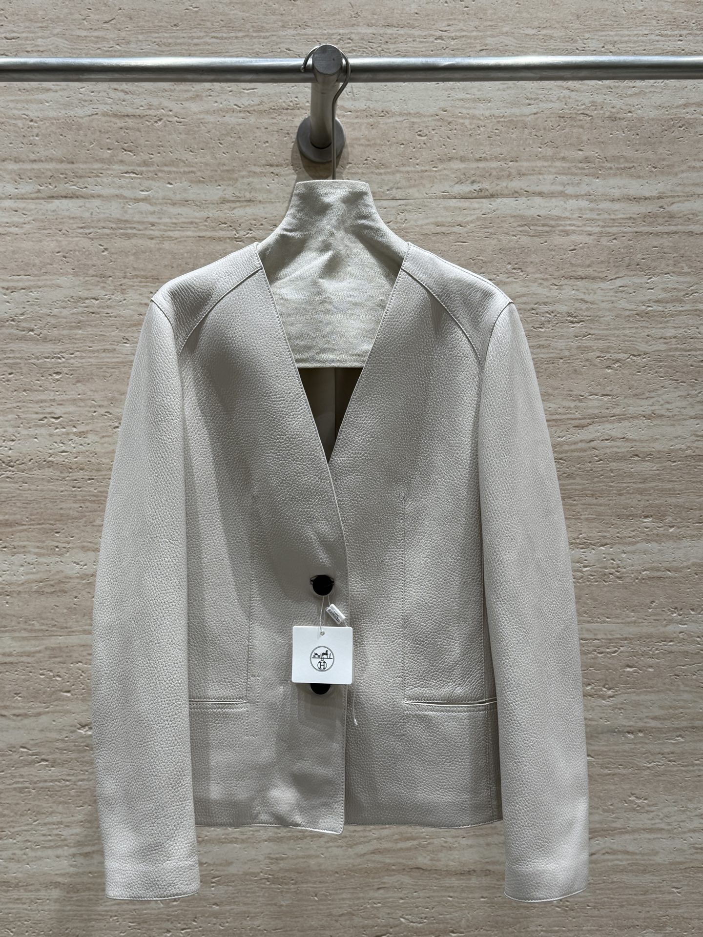 NO:720151,Hermes' new early winter small V-neck leather jacket, 100% imported lambskin with lychee pattern, rich layering, simple and capable, can easily reflect the sense of high-end in any occasion, the shape is super correct ~ the details are in place, the quality is one to one at the counter, it is worthy of Hermès. Size 36.38.40.42, Hermès-clothing, hermes, hermes, jackets & coats, leather jacket, sheepskin,19860909Hermes新款初冬小V领夹克小皮衣,百分百进口小羊皮荔枝纹,层次感丰富,简约干练,任何场合都能轻松体现高级感,版型超正～细节拿捏到位,专柜一比一品质,不愧是爱马仕 尺码36.38.40.42,爱马仕-服装,hermes,hermes,jackets & coats,leather jacket,sheepskin,,Women's clothing