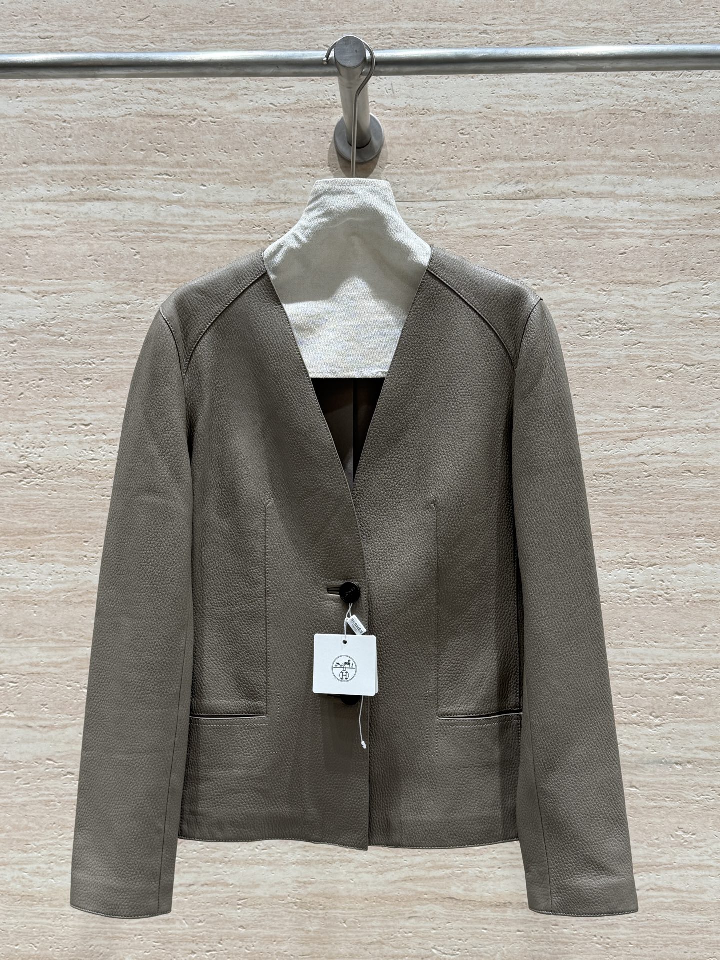 NO:869669,Hermes' new early winter small V-neck leather jacket, 100% imported lambskin with lychee pattern, rich layering, simple and capable, can easily reflect the sense of high-end in any occasion, the shape is super correct ~ the details are in place, the quality is one to one at the counter, it is worthy of Hermès. Size 36.38.40.42, Hermès-clothing, hermes, hermes, jackets & coats, leather jacket, sheepskin,19860909Hermes新款初冬小V领夹克小皮衣,百分百进口小羊皮荔枝纹,层次感丰富,简约干练,任何场合都能轻松体现高级感,版型超正～细节拿捏到位,专柜一比一品质,不愧是爱马仕 尺码36.38.40.42,爱马仕-服装,hermes,hermes,jackets & coats,leather jacket,sheepskin,,Women's clothing