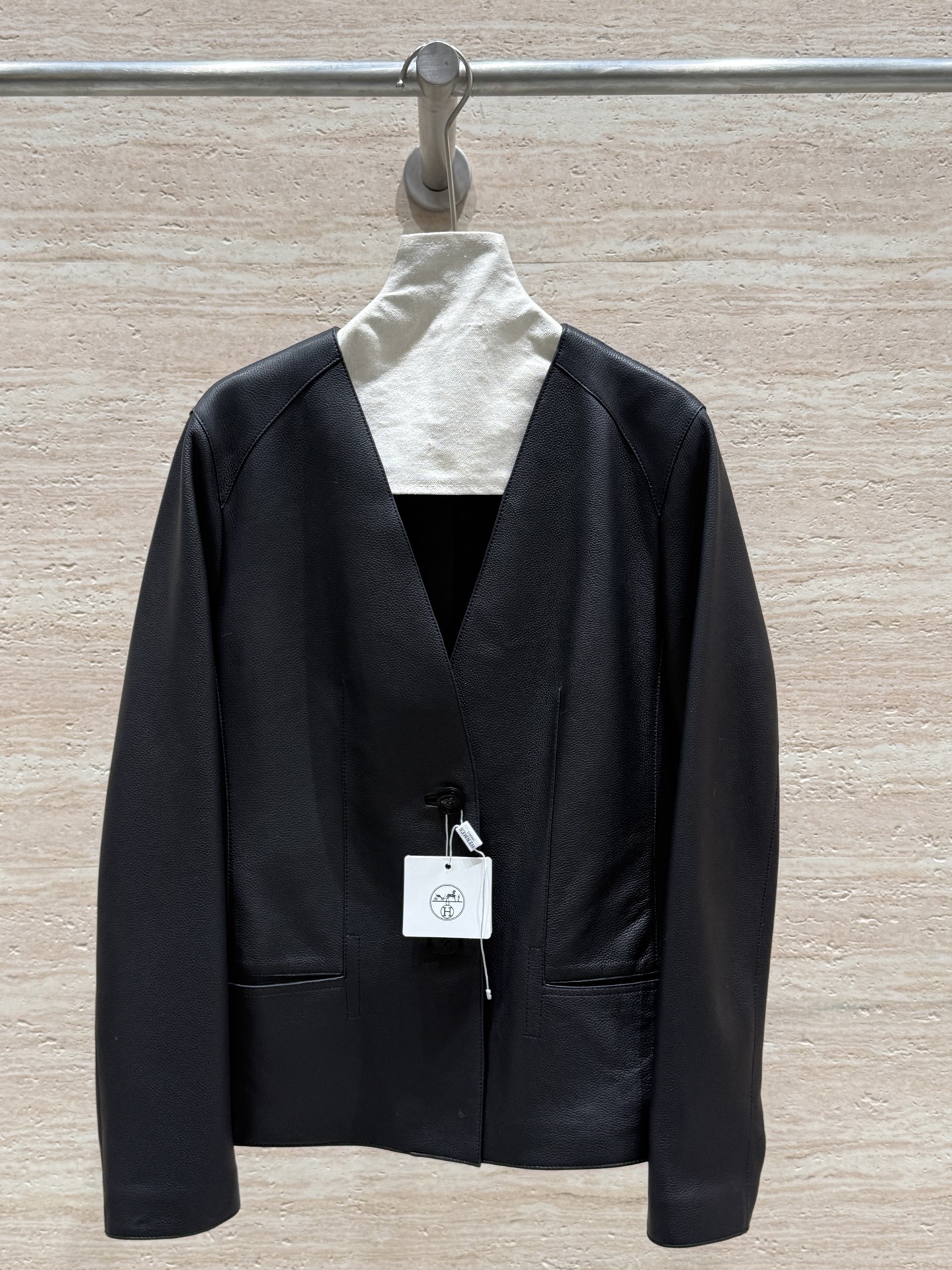 NO:720153,Hermes' new early winter small V-neck leather jacket, 100% imported lambskin with lychee pattern, rich layering, simple and capable, can easily reflect the sense of high-end in any occasion, the shape is super correct ~ the details are in place, the quality is one to one at the counter, it is worthy of Hermès. Size 36.38.40.42, Hermès-clothing, hermes, hermes, jackets & coats, leather jacket, sheepskin,19860909Hermes新款初冬小V领夹克小皮衣,百分百进口小羊皮荔枝纹,层次感丰富,简约干练,任何场合都能轻松体现高级感,版型超正～细节拿捏到位,专柜一比一品质,不愧是爱马仕 尺码36.38.40.42,爱马仕-服装,hermes,hermes,jackets & coats,leather jacket,sheepskin,,Women's clothing