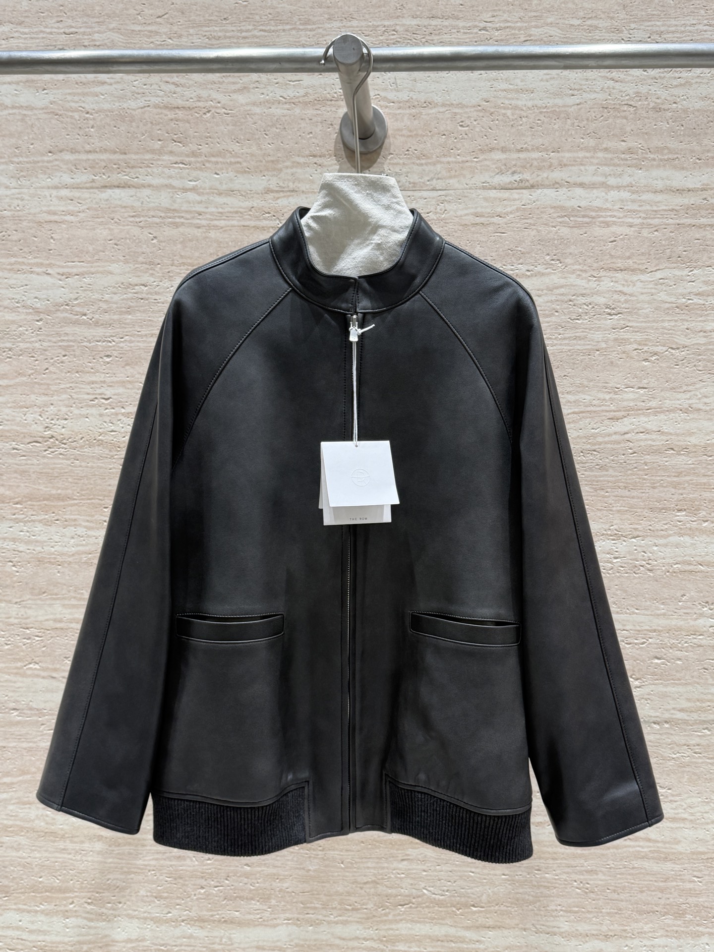 NO:720145,THE ROW's new spring and autumn off-shoulder jacket!  100% imported sheepskin!  Soft, delicate and shiny!  Drop shoulder sleeves design!  Perfect display of head-to-shoulder ratio!  The loose and comfortable fit is very tolerant!  Very wearable and durable!  The large pocket on the hem has a custom threaded micro-cinch design!  Warm and stylish!  Very practical!  Sizes 36, 38, 40, 42, women's clothing, jackets & coats, jackets & coats, sheepskin,19860909THE ROW春秋新款落肩夹克外套！百分百进口绵羊皮！柔软细腻有光泽！落肩袖长的设计！完美展示头肩比例！宽松舒适的版型包容性强！好穿耐看！下摆大口袋的订制螺纹微收口的设计！保暖又有设计感！实用性强！ 尺码36,38,40,42,女装,jackets & coats,jackets & coats,sheepskin,,Women's clothing