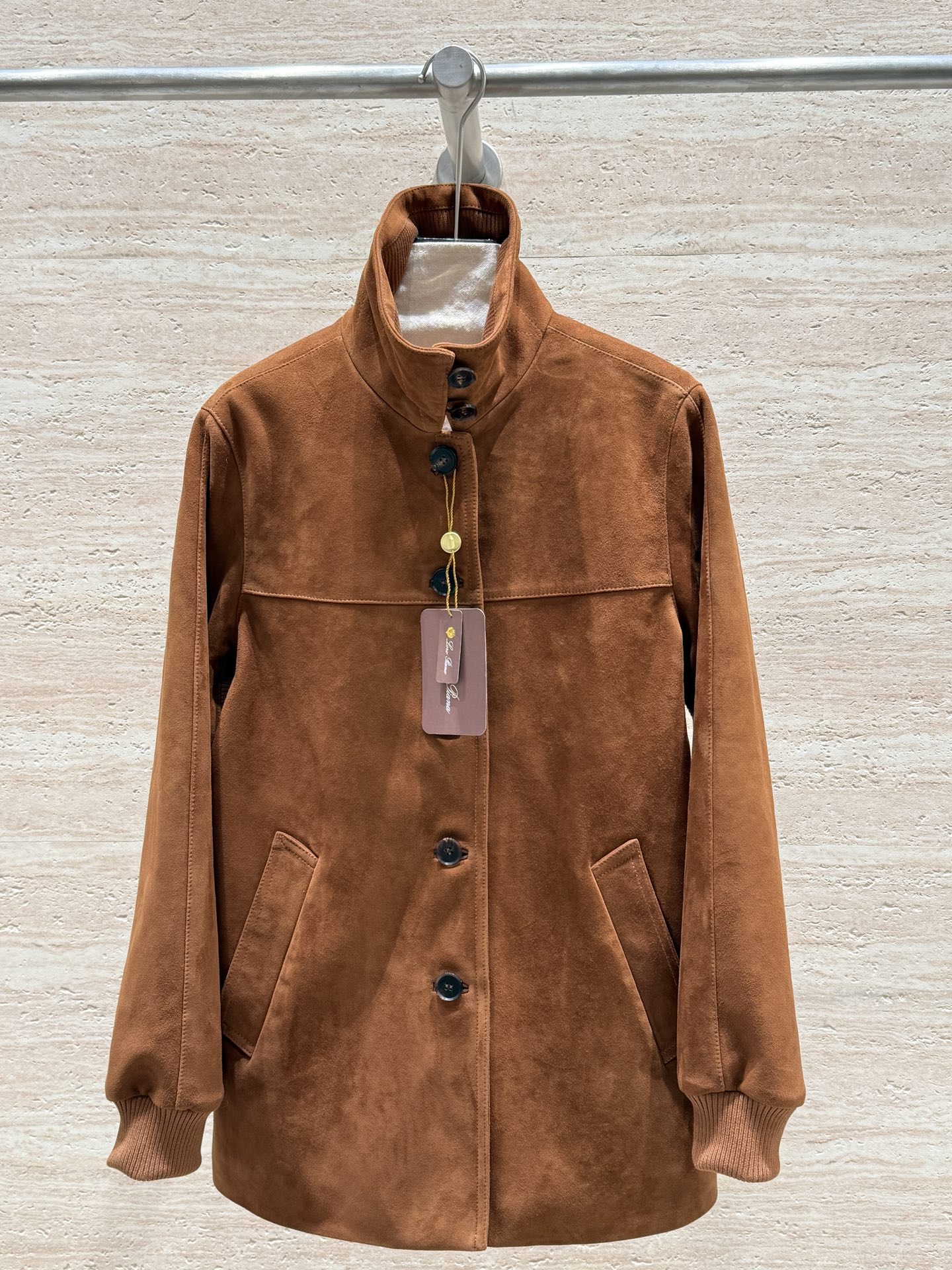 NO:721516,Loro Piana26 new spring and autumn jacket!  !  100% imported mixed breed sheep suede!  Soft and layered!  The collar can be turned over and spliced ​​into knitted fabric!  Designed and fashionable!  Great warmth!  Full aura!  This season, it’s easy to style your Barn style, sizes 36, 38, 40, 42, women’s, loro piana, jackets & coats, jackets & coats,19860909Loro Piana26春秋新款夹克外套！！百分百进口混种羊反绒面！柔软又又层次感！领子可翻可立拼接针织的面料！有设计感又时尚！保暖性十足！气场全开！这个季度轻松拿捏巴恩风, 尺码36,38,40,42,女装,loro piana,jackets & coats,jackets & coats,,Women's clothing