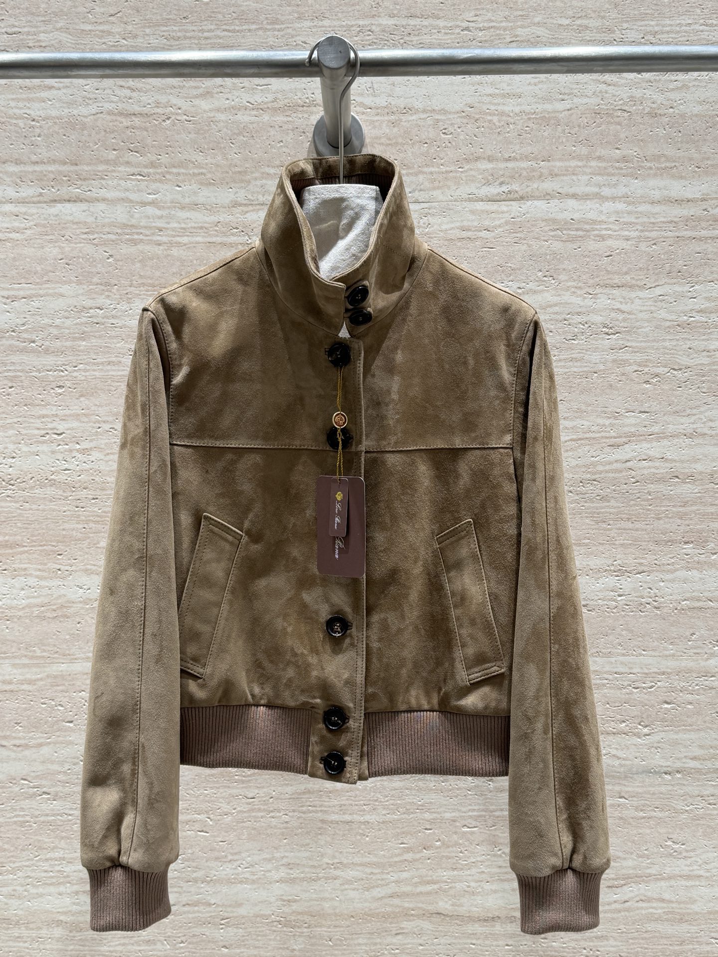 NO:720147,Loro Piana26 new spring and autumn jacket!  !  100% imported mixed breed sheep suede!  Soft and layered!  The collar can be turned over and spliced ​​into knitted fabric!  Designed and fashionable!  Great warmth!  Full aura!  This season, it’s easy to style your Barn style, sizes 36, 38, 40, 42, women’s, loro piana, jackets & coats, jackets & coats,19860909Loro Piana26春秋新款夹克外套！！百分百进口混种羊反绒面！柔软又又层次感！领子可翻可立拼接针织的面料！有设计感又时尚！保暖性十足！气场全开！这个季度轻松拿捏巴恩风, 尺码36,38,40,42,女装,loro piana,jackets & coats,jackets & coats,,Women's clothing