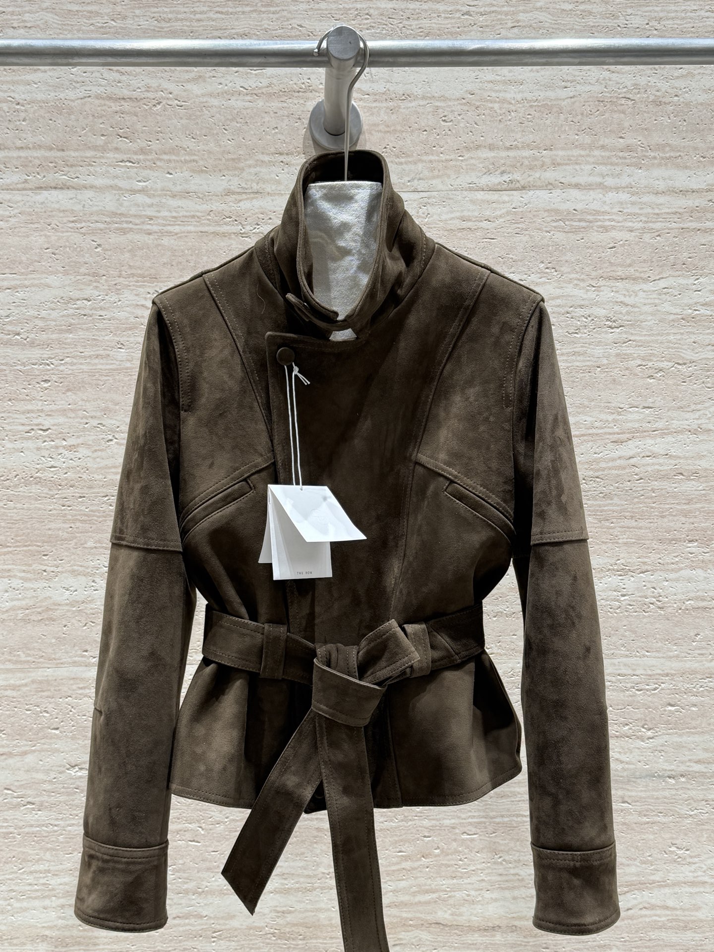 NO:776301,THE ROW26 series spring and autumn new suede jacket!  One-to-one synchronized styles at counters!  Classic, meticulous and not picky!  100% Turkish imported mixed breed sheep super fine suede!  Delicate and layered ~ the collar can be erected!  Cool and sassy!  Designed with a belt!  But women can have a temperament!  Easily control the old money style. Sizes: 36, 38, 40, 42, women's clothing, jackets & coats, jackets & coats,19860909THE ROW26系列春秋新款反绒夹克外套！专柜一比一同步版型！经典细致不挑人！百分百土耳其进口混种羊超细绒面！细腻有层次～领子可立！又酷又飒！搭配腰带的设计！可女人可有调性！轻松驾驭老钱风 尺码:36,38,40,42,女装,jackets & coats,jackets & coats,,Women's clothing