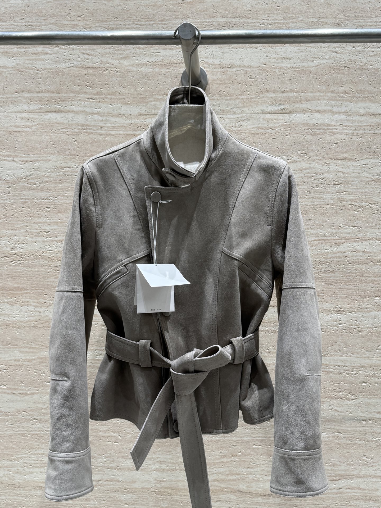 NO:744606,THE ROW26 series spring and autumn new suede jacket!  One-to-one synchronized styles at counters!  Classic, meticulous and not picky!  100% Turkish imported mixed breed sheep super fine suede!  Delicate and layered ~ the collar can be erected!  Cool and sassy!  Designed with a belt!  But women can have a temperament!  Easily control the old money style. Sizes: 36, 38, 40, 42, women's clothing, jackets & coats, jackets & coats,19860909THE ROW26系列春秋新款反绒夹克外套！专柜一比一同步版型！经典细致不挑人！百分百土耳其进口混种羊超细绒面！细腻有层次～领子可立！又酷又飒！搭配腰带的设计！可女人可有调性！轻松驾驭老钱风 尺码:36,38,40,42,女装,jackets & coats,jackets & coats,,Women's clothing