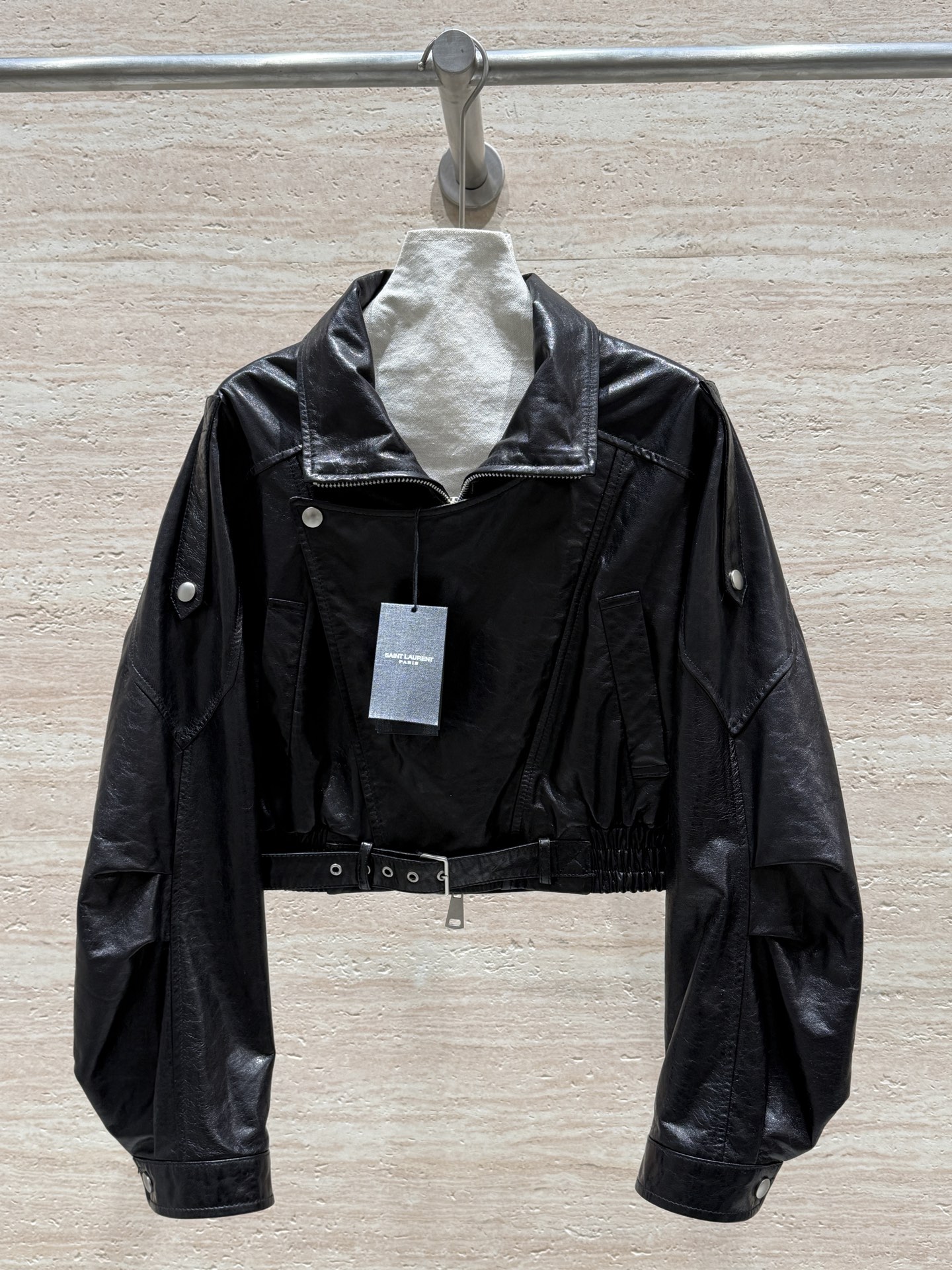 NO:742862,Saint Laurent26 new autumn and winter motorcycle jacket leather jacket!  100% imported sheepskin oil wax leather!  Soft, delicate and shiny!  , loose version!  Great comfort!  Sleeve pleat design!  Look slimmer and thinner!  The upper body is cool and sassy!  The hem closing design is superimposed with a belt, which is layered and warm!  It’s really beautiful. Sizes 36, 38, 40, 42, saint laurent-clothing, saint laurent, saint laurent, jackets & coats, jackets & coats, leather jacket, sheepskin,19860909Saint Laurent26秋冬新款机车夹克皮衣外套！百分百进口绵羊皮油蜡皮！柔软细腻有光泽！、版型宽松！舒适型强！袖子褶皱的设计！显瘦显薄！上身又酷又飒！下摆收口设计叠加腰带,有层次感又保暖！真的超好看 尺码36,38,40,42,圣罗兰-服装,saint laurent,saint laurent,jackets & coats,jackets & coats,leather jacket,sheepskin,,Women's clothing