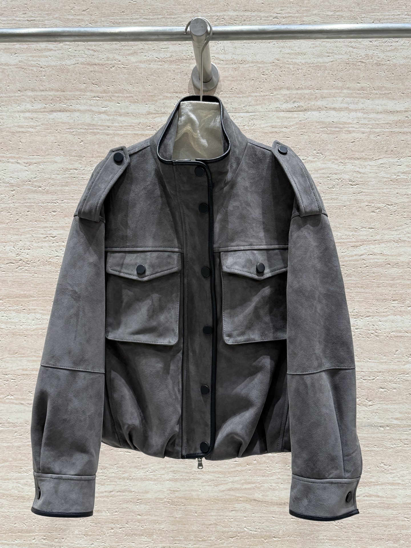 NO:744621,BRUNELLO CUCINELLI new spring and autumn suede jacket!  Same style for men and women!  100% imported mixed breed sheep suede!  Delicate texture!  Soft but not crumbling!  Counter one to one!  The pattern is superb!  Micro-pleated hem design!  Warm and stylish with large placket pockets!  Super practical!  The upper body is cool and sassy. Sizes 36, 38, 40, 42, Saint Laurent-clothing, brunello cucinelli, saint laurent, jackets & coats, jackets & coats,19860909BRUNELLO CUCINELLI 春秋新款反绒夹克外套！男女同款！百分百进口混种羊反绒！质感细腻！软而不塌！专柜一比一！版型超绝！下摆微褶皱收口的设计！保暖又有调性搭配门襟大口袋！实用性超级强！上身又酷又飒 尺码36,38,40,42,圣罗兰-服装,brunello cucinelli,saint laurent,jackets & coats,jackets & coats,,Women's clothing