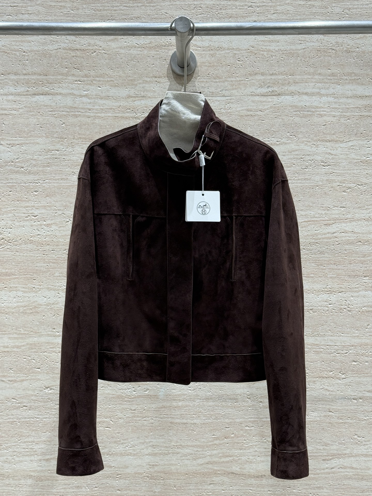 NO:744552,Hermès26 new spring and autumn small stand collar jacket!  100% imported mixed breed sheep suede!  Delicate and textured!  Introduction: The elegant style is versatile and easy to match!  The overall rise is quite wide and stylish!  Look slimmer and thinner!  Full of atmosphere!  The color is low-key, luxurious and tonal!  It’s so elegant and elegant. Sizes 36, 38, 40, 42, Hermès-clothing, hermes, hermes, jackets & coats, jackets & coats,19860909Hermès26春秋新款小立领夹克外套！百分百进口混种羊反绒面！细腻有质感！简介大气的版型百搭不挑人！整体上升挺阔有型！显瘦显薄！氛围感十足！颜色低调奢华有调性！贵气十足简直太飒了 尺码36,38,40,42,爱马仕-服装,hermes,hermes,jackets & coats,jackets & coats,,Women's clothing