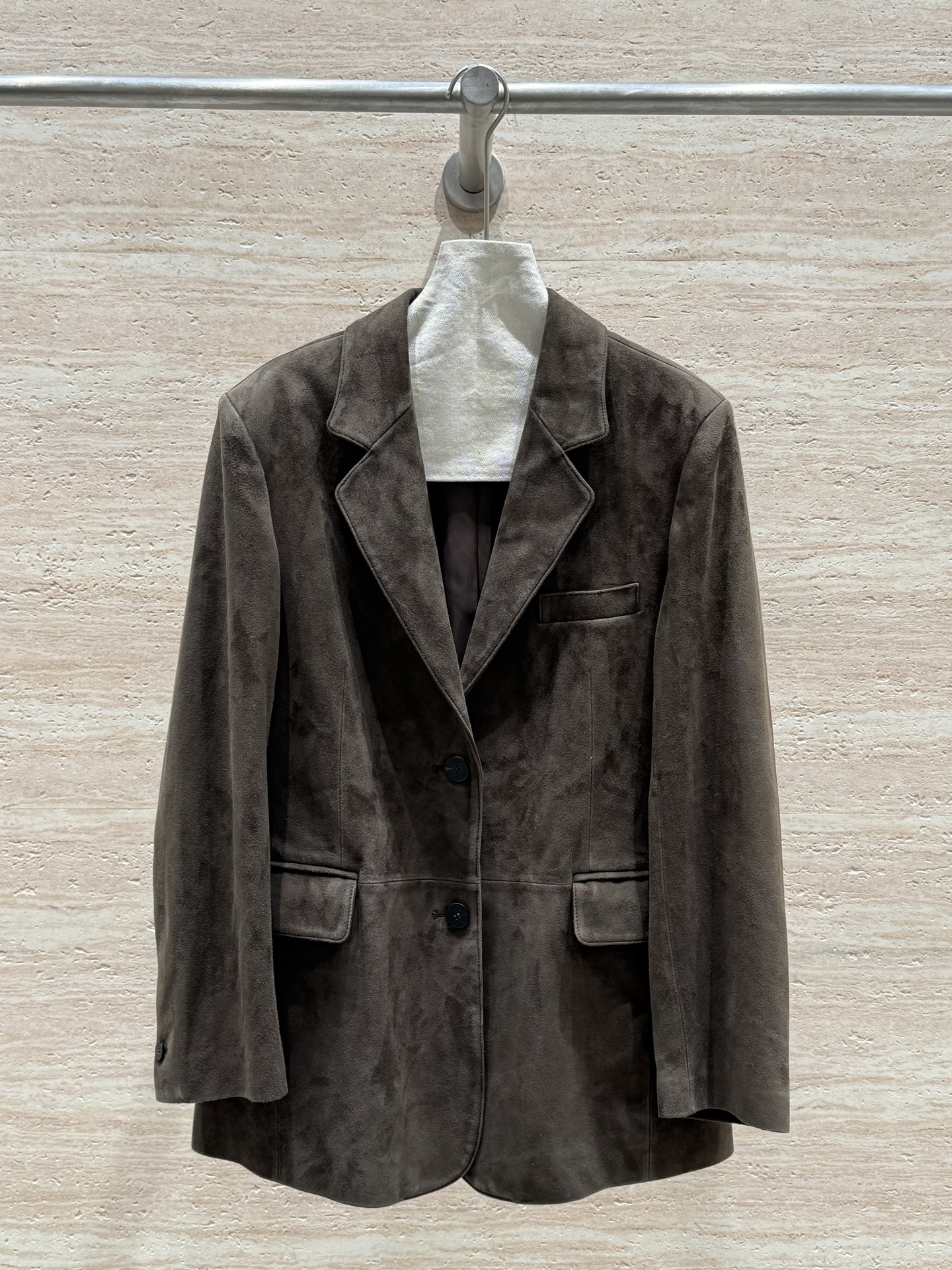NO:744639,ROME2026 new spring and autumn suede suit collar jacket ~ same style for men and women!  100% imported mixed breed sheep suede!  Delicate and shiny!  Full of tonality, the design matches the collar of clothes!  Modify the neck line!  Simple and elegant!  The fit is loose...tolerant!  Versatile and not picky!  The upper body is light and luxurious, sizes 36, 38, 40, 42, women's clothing, jackets & coats, business suit,19860909ROME2026春秋新款反绒西装领外套～男女同款！百分百进口混种羊反绒面！细腻有光泽！调性十足,搭配衣衣服领的设计！修饰颈部线条！简洁大气！版型宽松……包容性强！百搭不挑人！上身轻奢有质感 尺码36,38,40,42,女装,jackets & coats,business suit,,Women's clothing