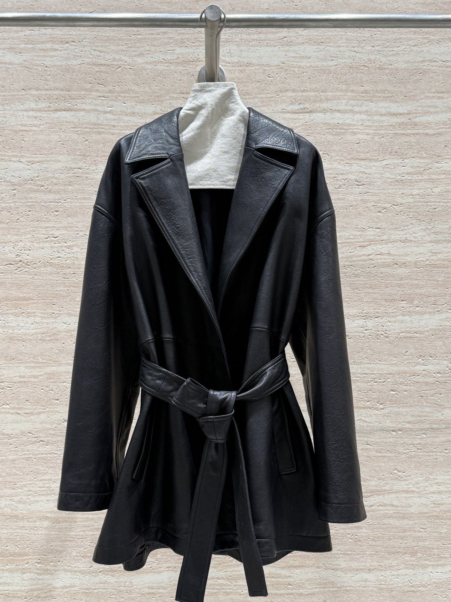 NO:744631,ROME2026 spring and autumn new style suit collar jacket ~ same style for men and women!  100% imported sheepskin!  Delicate and shiny!  Full of tonality, the design matches the collar of clothes!  Modify the neck line!  Simple and elegant!  The fit is loose...tolerant!  Versatile and not picky!  The upper body is light, luxurious and textured. Sizes 36, 38, 40, 42, women's clothing, jackets & coats, jackets & coats, business suit, sheepskin,19860909ROME2026春秋新款西装领夹克外套～男女同款！百分百进口绵羊皮！细腻有光泽！调性十足,搭配衣衣服领的设计！修饰颈部线条！简洁大气！版型宽松……包容性强！百搭不挑人！上身轻奢有质感 尺码36,38,40,42,女装,jackets & coats,jackets & coats,business suit,sheepskin,,Women's clothing