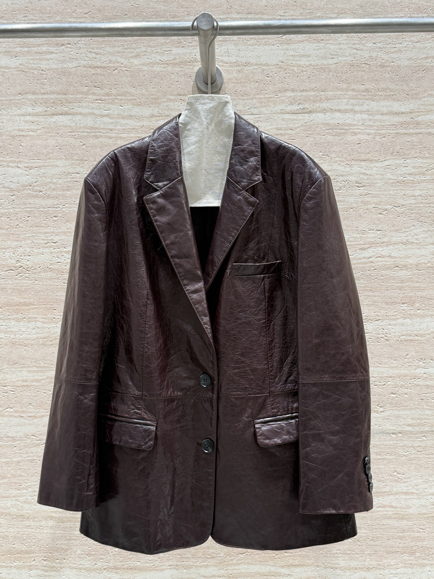 NO:744645,ROME2026 new spring and autumn suit collar jacket ~ same style for men and women!  100% imported sheepskin!  Delicate and shiny!  Full of tonality, the design matches the collar of clothes!  Modify the neck line!  Simple and elegant!  The fit is loose...tolerant!  Versatile and not picky!  The upper body is light and luxurious, sizes 36, 38, 40, 42, women's clothing, jackets & coats, business suit, sheepskin,19860909ROME2026春秋新款西装领外套～男女同款！百分百进口绵羊皮！细腻有光泽！调性十足,搭配衣衣服领的设计！修饰颈部线条！简洁大气！版型宽松……包容性强！百搭不挑人！上身轻奢有质感 尺码36,38,40,42,女装,jackets & coats,business suit,sheepskin,,Women's clothing