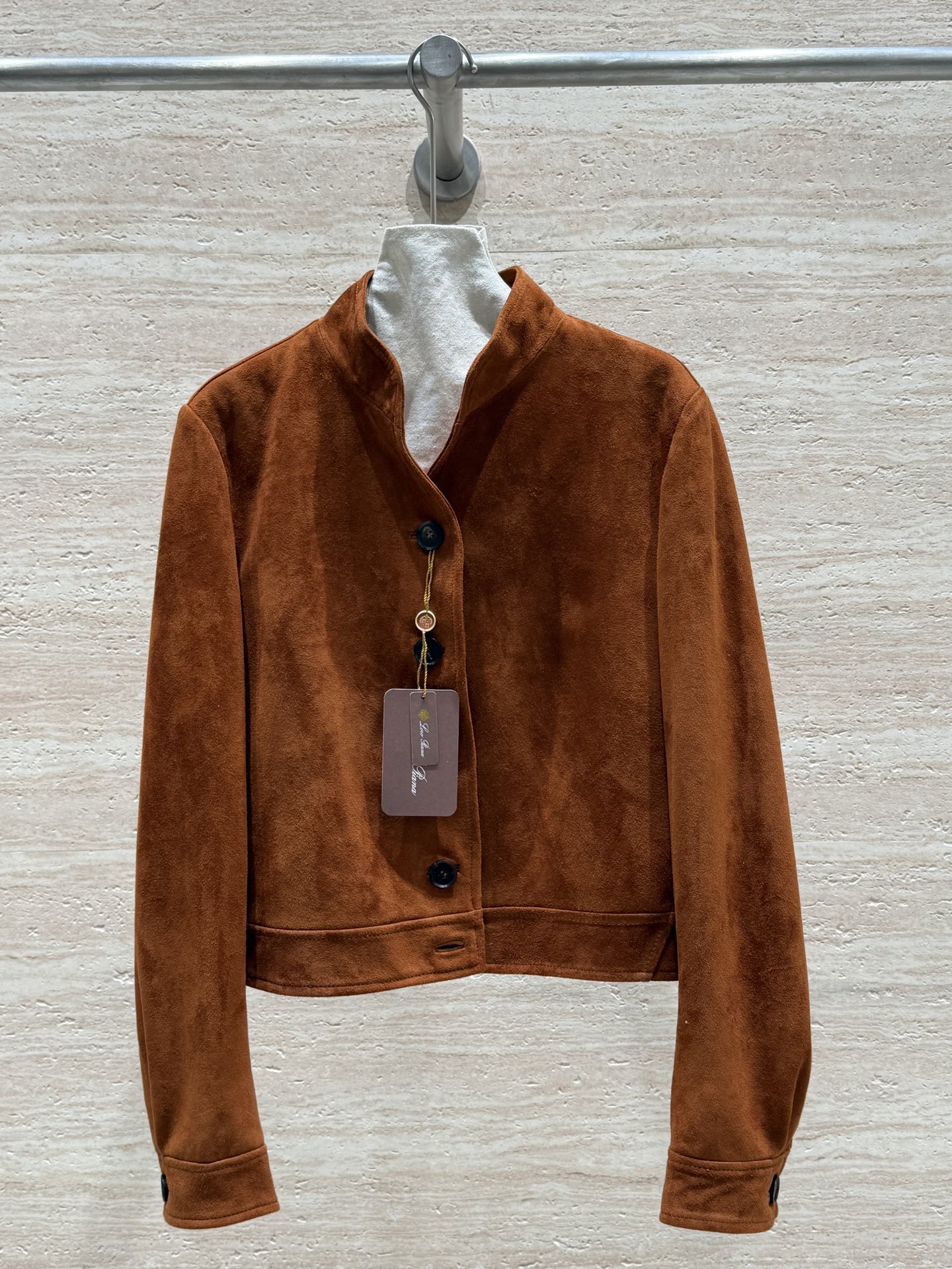 NO:720555,Loro Piana 2026ss5 simple stand collar jacket!  Turkish imported mixed breed sheep suede!  Delicate, soft and layered!  Counters are synchronized one to one!  Customized logo accessories!  The old money style is easy to carry and has no problem. Sizes 36, 38, 40, 42, women's clothing, loro piana, jackets & coats, jackets & coats,19860909Loro Piana 2026ss5简约立领夹克外套！土耳其进口混种羊反绒！细腻柔软有层次！专柜一比一同步！定制 logo配饰！老钱风轻松拿捏没有问题 尺码36,38,40,42,女装,loro piana,jackets & coats,jackets & coats,,Women's clothing