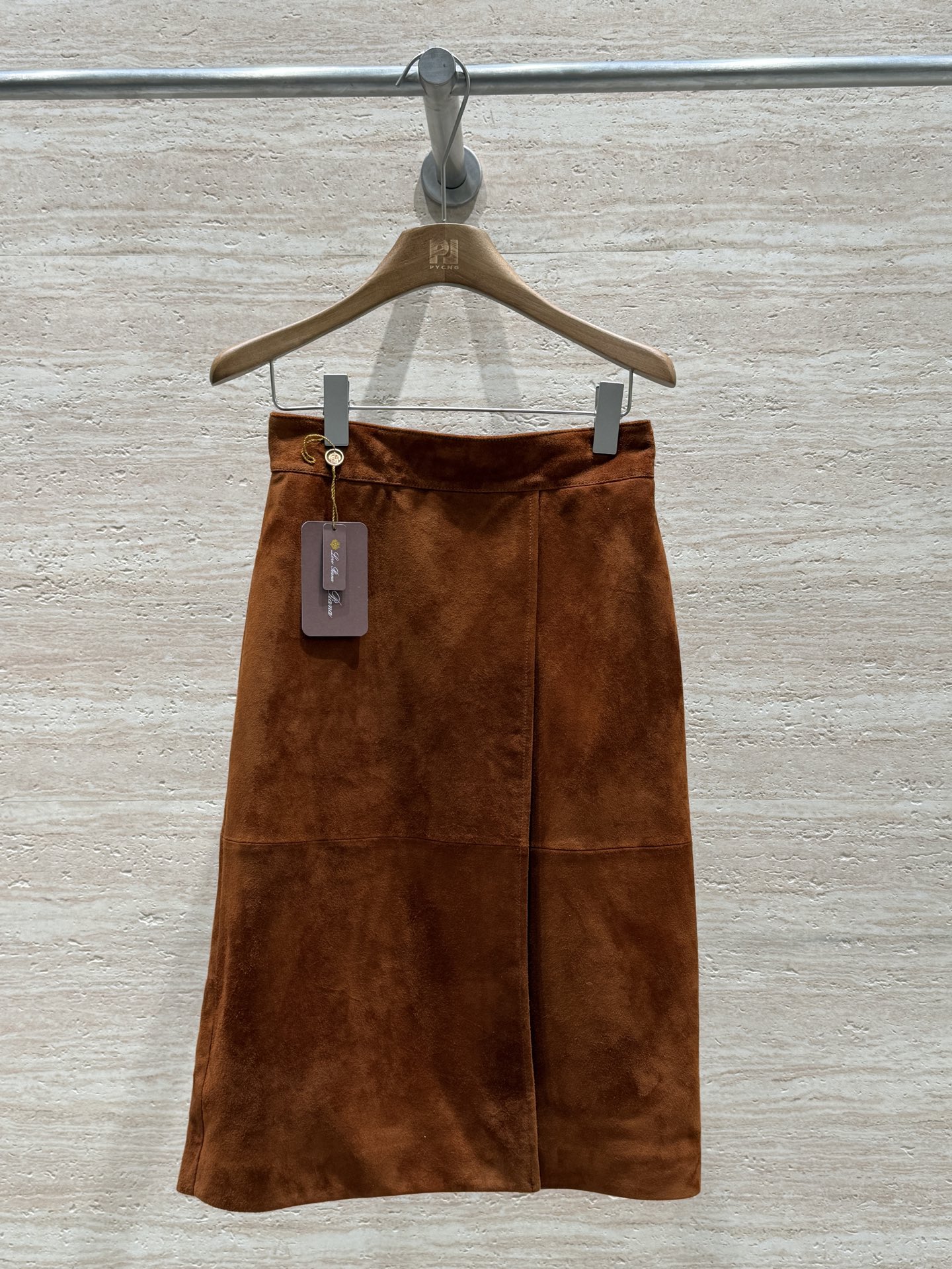NO:720561,Loro Piana 2026ss5 simple temperament midi skirt!  Turkish imported mixed breed sheep suede!  Delicate, soft and layered!  Front opening design!  Fashionable slimming and layered counters are synchronized one to one!  Old money style is easy to carry and has no problem. Sizes 36, 38, 40, 42, women's clothing, loro piana, skirts,19860909Loro Piana 2026ss5简约气质中长裙！土耳其进口混种羊反绒！细腻柔软有层次！前面开片的设计！时尚显瘦有层次专柜一比一同步！老钱风轻松拿捏没有问题 尺码36,38,40,42,女装,loro piana,skirts,,Women's clothing