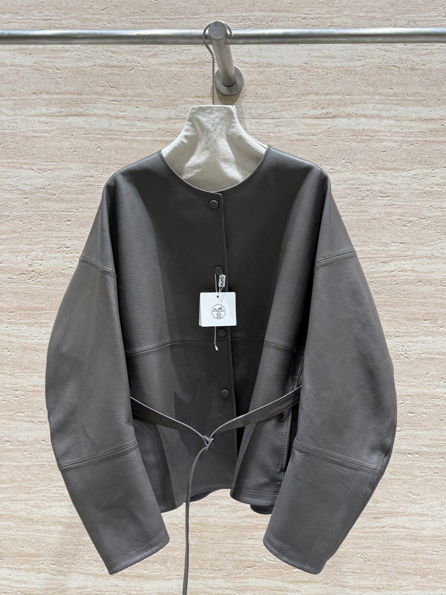 NO:744586,Hermes 2026ss new spring and autumn casual jacket!  100% imported goatskin cow pattern!  The visual texture and layering are great, and the overall ultra-loose fit is particularly tolerant with the added support of the belt!  Simple yet not simple!  Matching the design of scimitar sleeves!  Comfortable, slimming and not fussy!  I really love it. Sizes 36, 38, 40, Hermes-clothing,hermes,hermes,jackets & coats,jackets & coats,sheepskin,19860909Hermes 2026ss春秋新款休闲夹克外套！ 百分百进口山羊皮牛纹！视觉质感层次感都很棒,整体超宽松的版型包容性特强加上腰带的加持！简约又不简单！配合弯刀袖的设计！舒适显瘦不啰嗦！真的太爱了 尺码36,38,40,爱马仕-服装,hermes,hermes,jackets & coats,jackets & coats,sheepskin,,Women's clothing