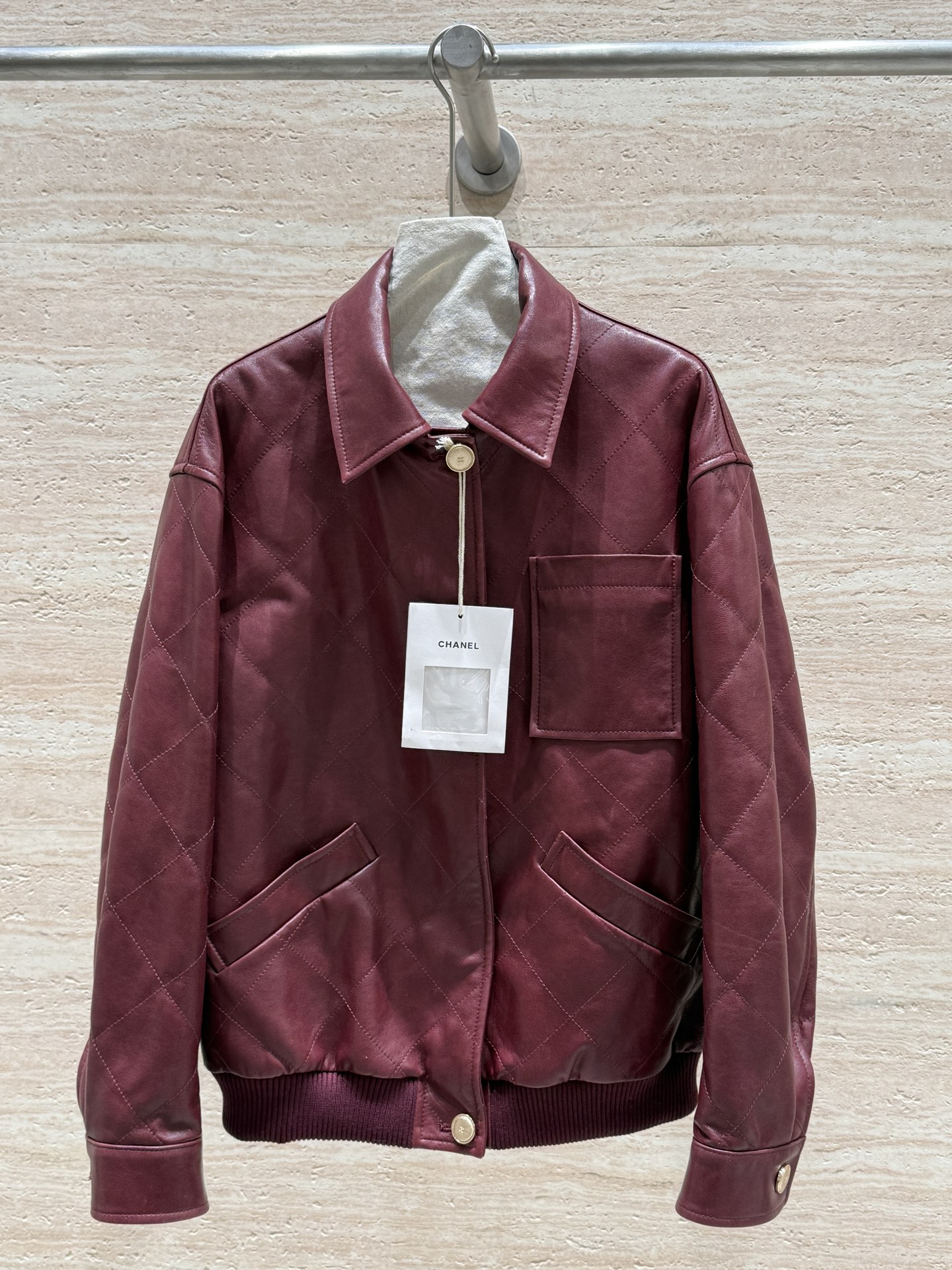 NO:744591,CHANEL's new autumn and winter rhombus jacket. Same style for men and women. 100% imported sheepskin. Soft, delicate and shiny. The leather surface is made of rhombus pattern craftsmanship. The visual layering is playful and casual, and the hem is custom-made with thread closure. Fashionable and elegant!  This color is super white and tonal. Sizes: 36, 38, 40, 42, Hermès-clothing, chanel, hermes, jackets & coats, jackets & coats, sheepskin,19860909CHANEL秋冬新款菱格夹克外套.男女同款..百分百进口绵羊皮.柔软细腻有光泽.皮面做的菱格纹的工艺.视觉层次感十足俏皮又休闲,下摆定制螺纹收口.时尚大气,！这个颜色超显白有调性 尺码:36,38,40,42,爱马仕-服装,chanel,hermes,jackets & coats,jackets & coats,sheepskin,,Women's clothing