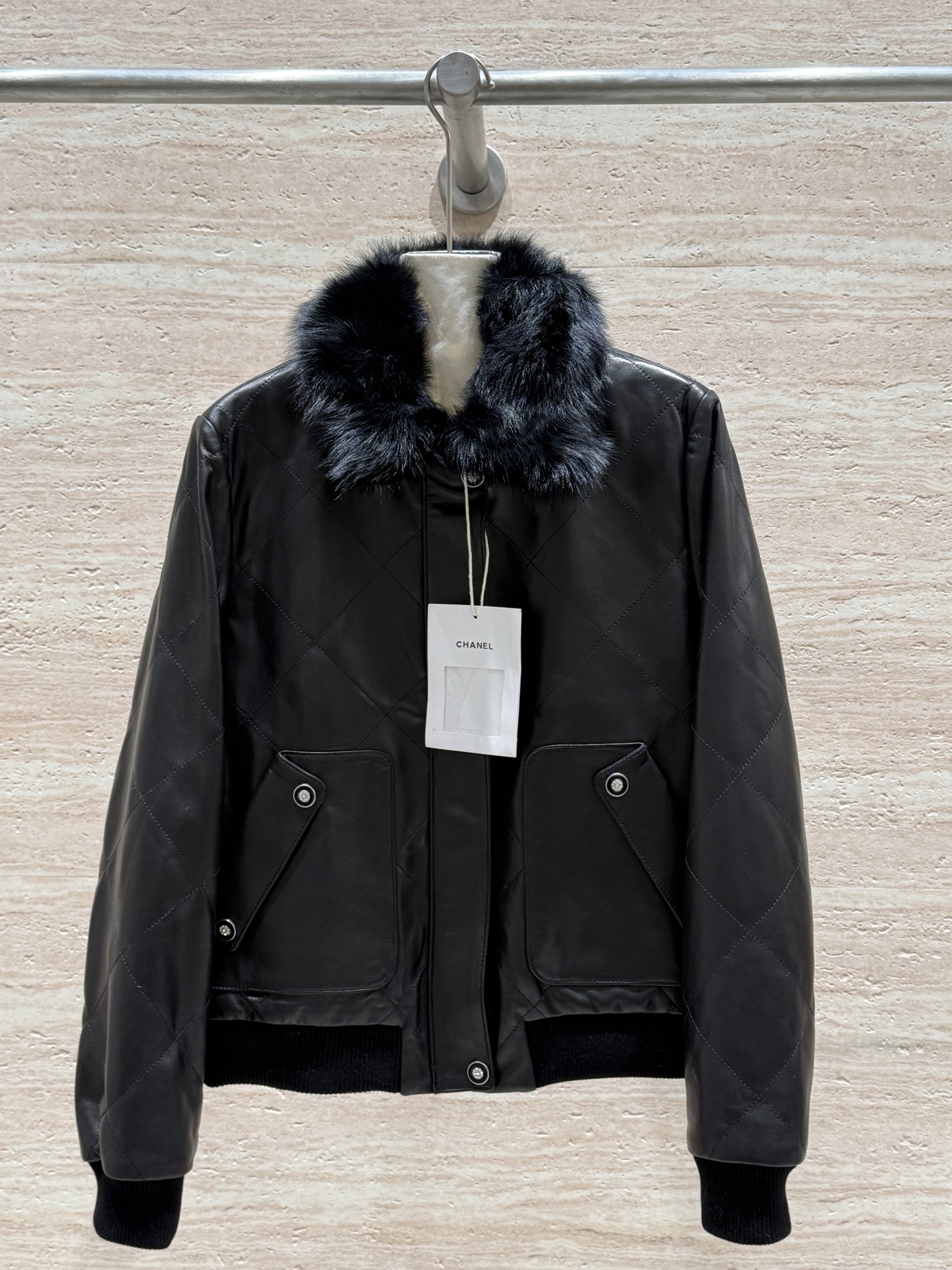 NO:744597,CHANEL's new autumn and winter rhombus jacket. Same style for men and women... 100% imported sheepskin and imported fox fur collar!  Removable!  The leather is soft, delicate and shiny. The leather surface is made of rhombus pattern. The visual layering is full of fun and casual. The hem and cuffs are custom-made with threaded closure. Warm and comfortable!  Stylish and stylish!  Size:36,38,40,42,chanel-clothing,chanel,chanel,jackets & coats,jackets & coats,sheepskin,19860909CHANEL秋冬新款菱格夹克外套.男女同款..百分百进口绵羊皮加进口狐狸毛毛领！可拆卸！皮质柔软细腻有光泽.皮面做的菱格纹的工艺.视觉层次感十足俏皮又休闲,下摆跟袖口定制螺纹收口.保暖舒适！时尚大气,！尺码:36,38,40,42,香奈儿-服装,chanel,chanel,jackets & coats,jackets & coats,sheepskin,,Women's clothing